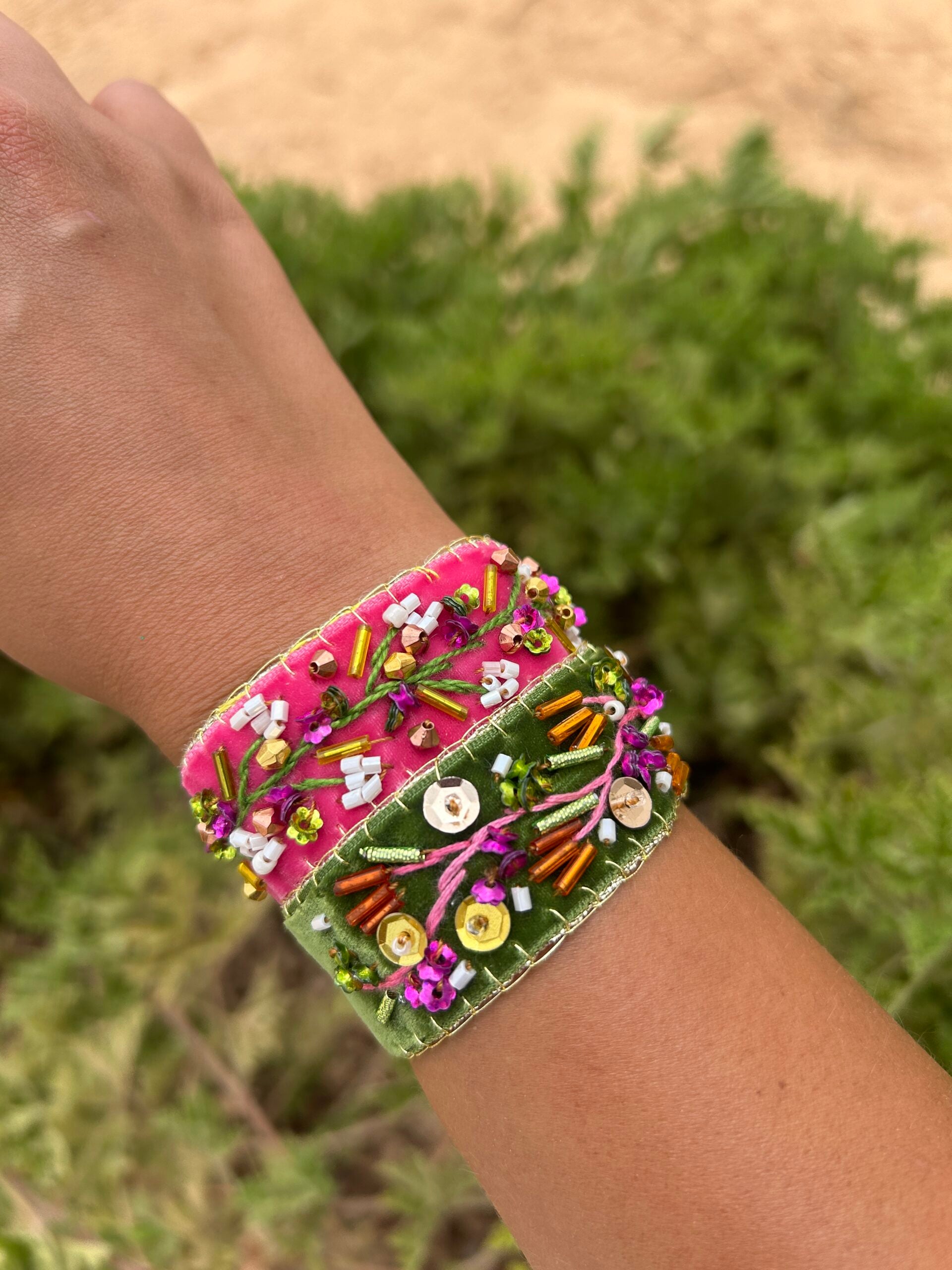 Bracelet ajustable brodé à la main