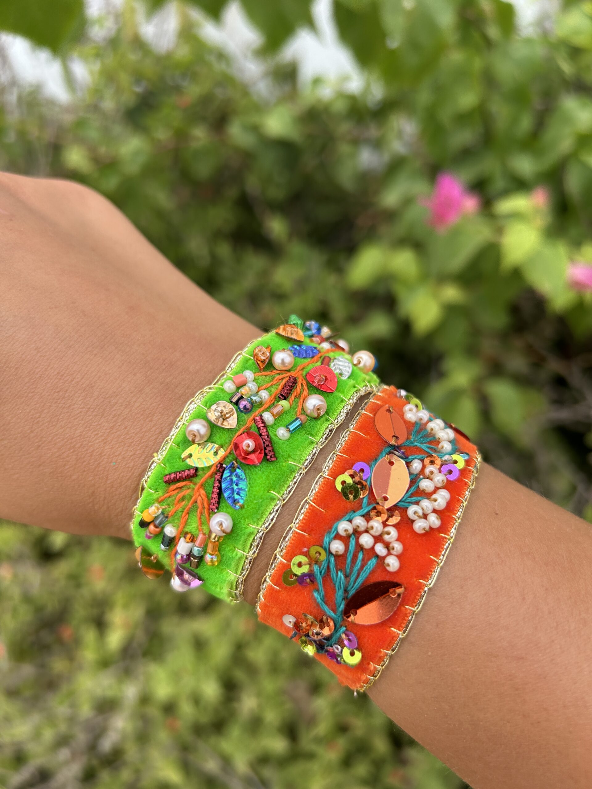 Bracelet ajustable brodé à la main