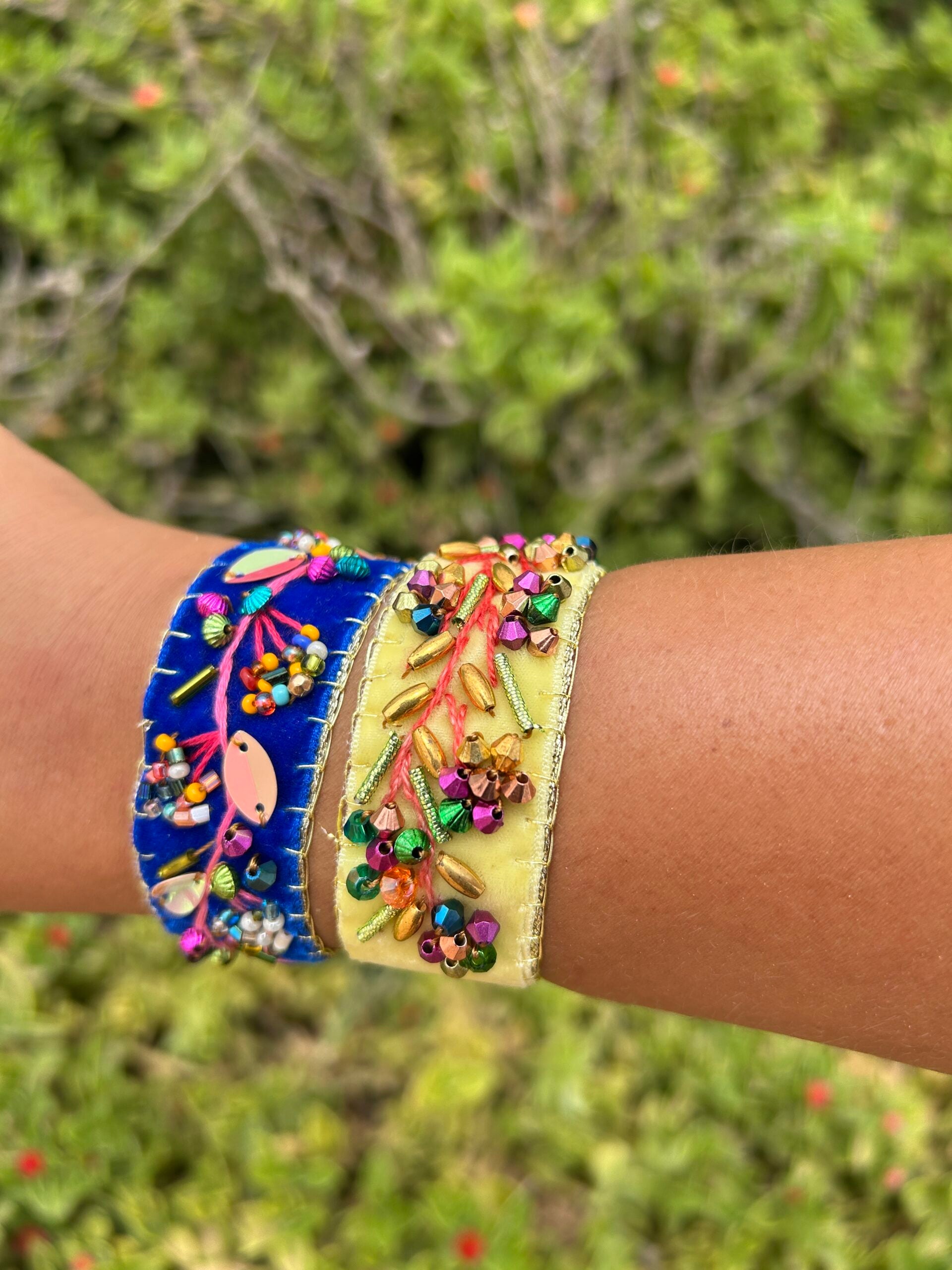 Bracelet ajustable brodé à la main