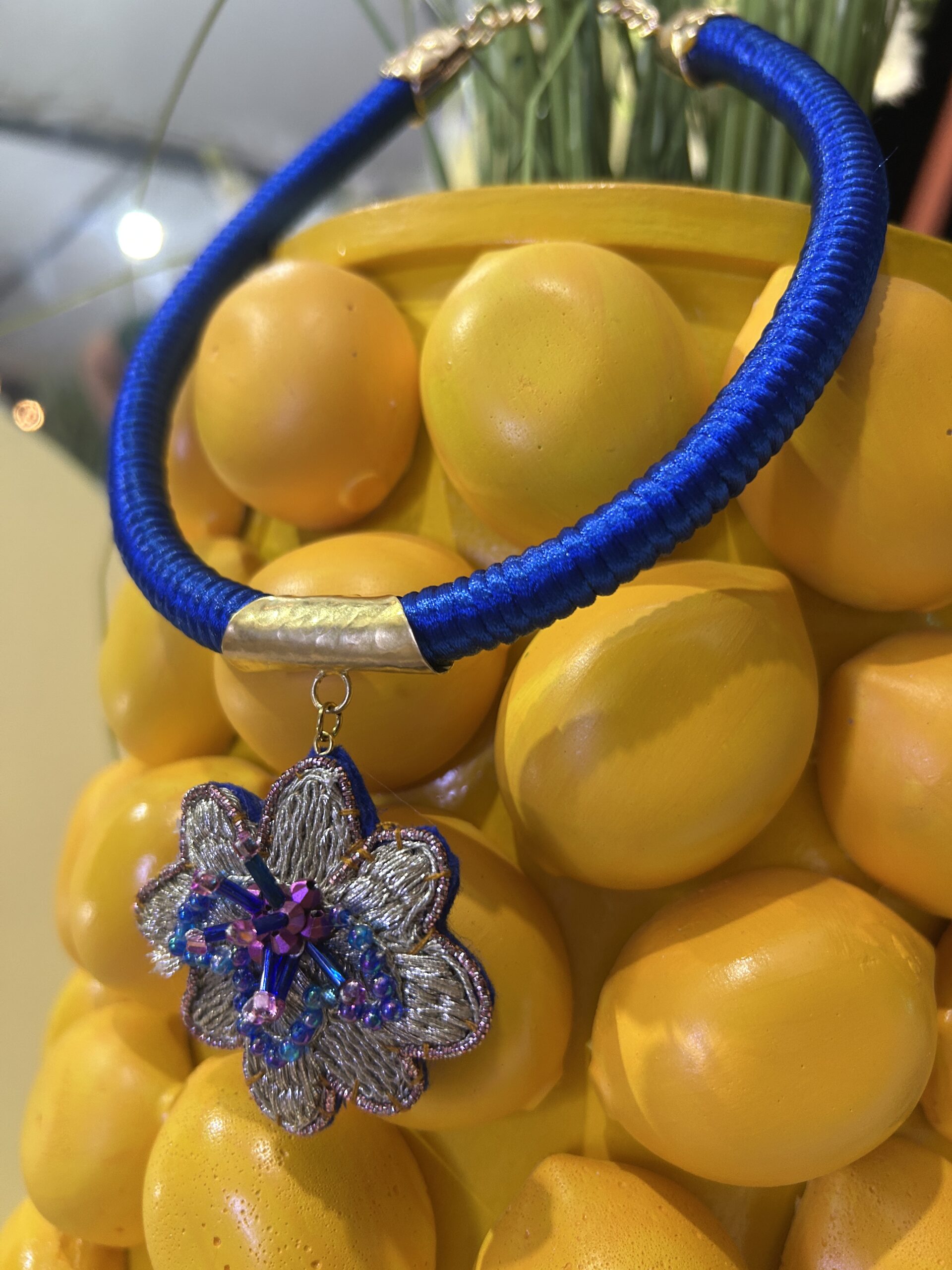 Collier brodé Fleur en rose