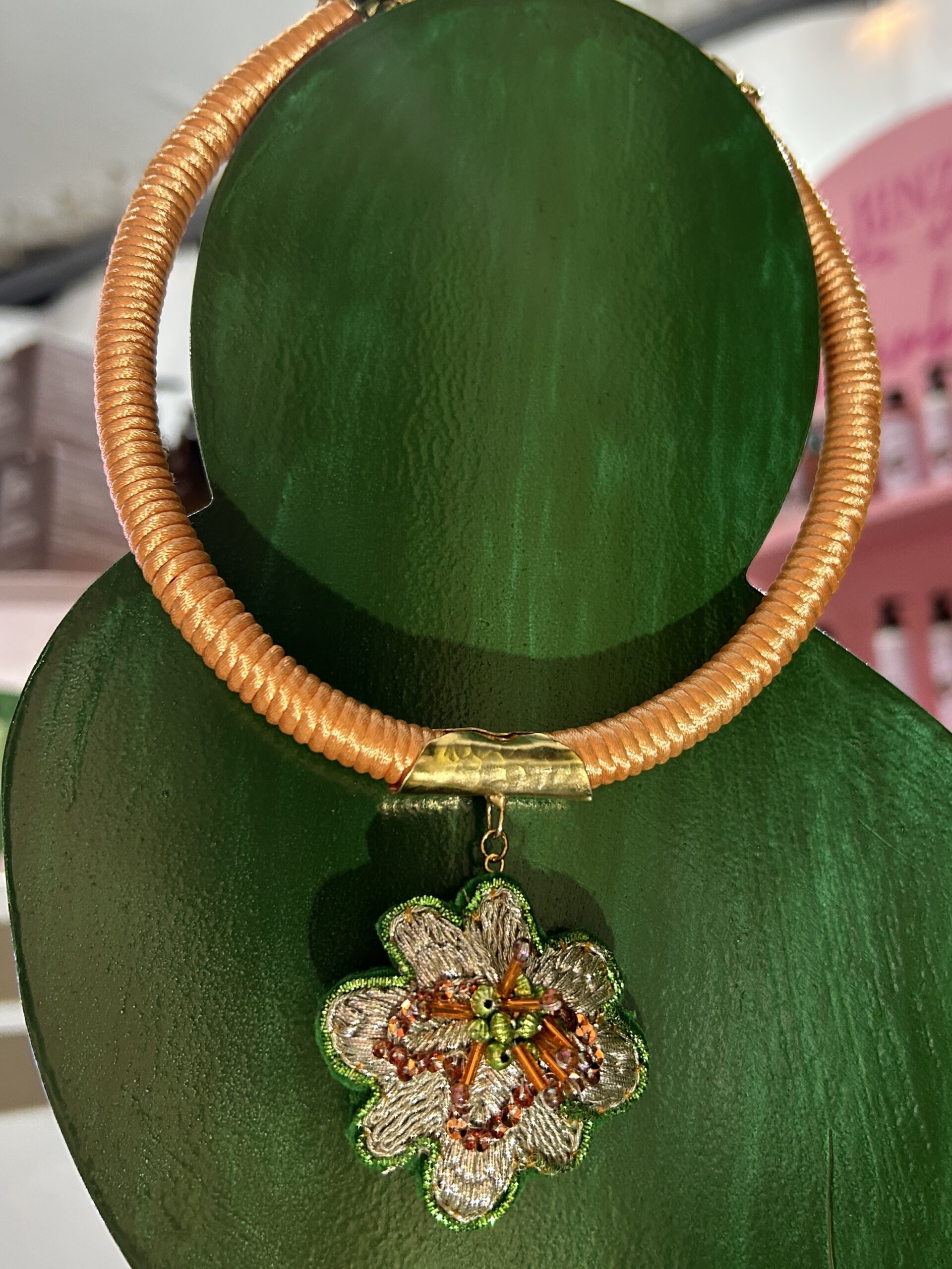 Collier brodé Fleur en rose