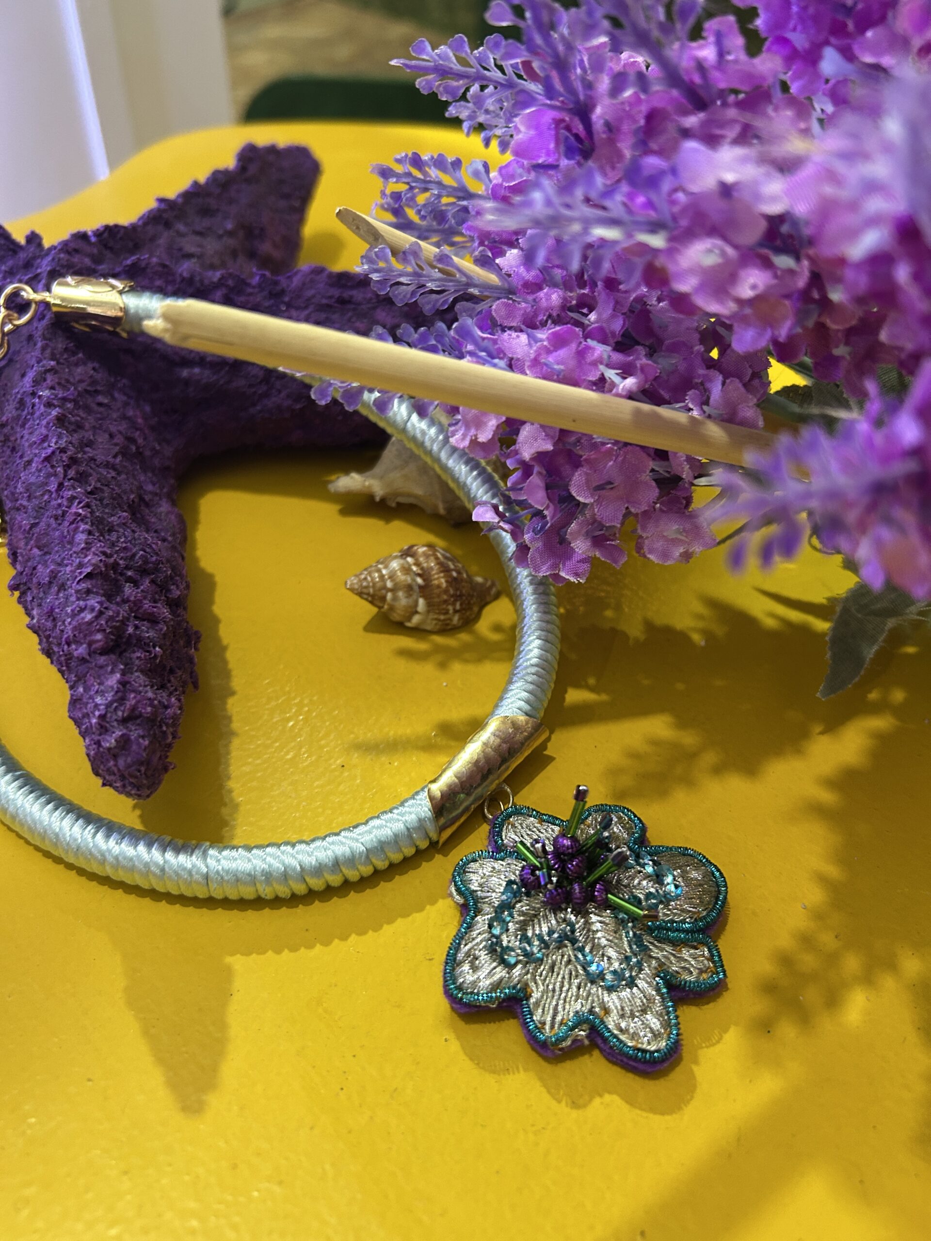 Collier brodé Fleur en rose