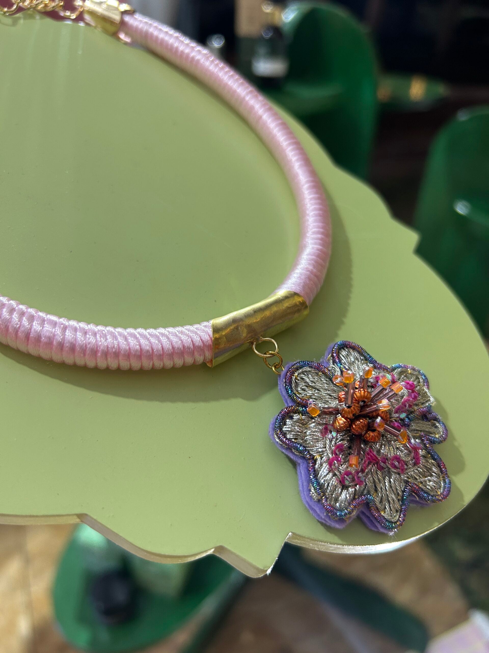 Collier brodé Fleur en rose