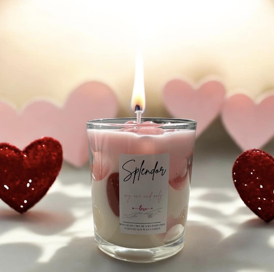 شمعة معطرة متوفرة بـ 6 روائح (الياسمين، الفانيليا، العود، القهوة، الفانيليا، مزيج الفواكه، اللافندر)