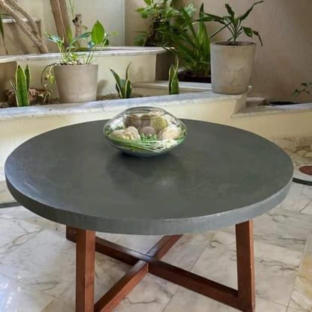 Table ronde Mawenzi en béton ciré et bois massif (80 cm)
