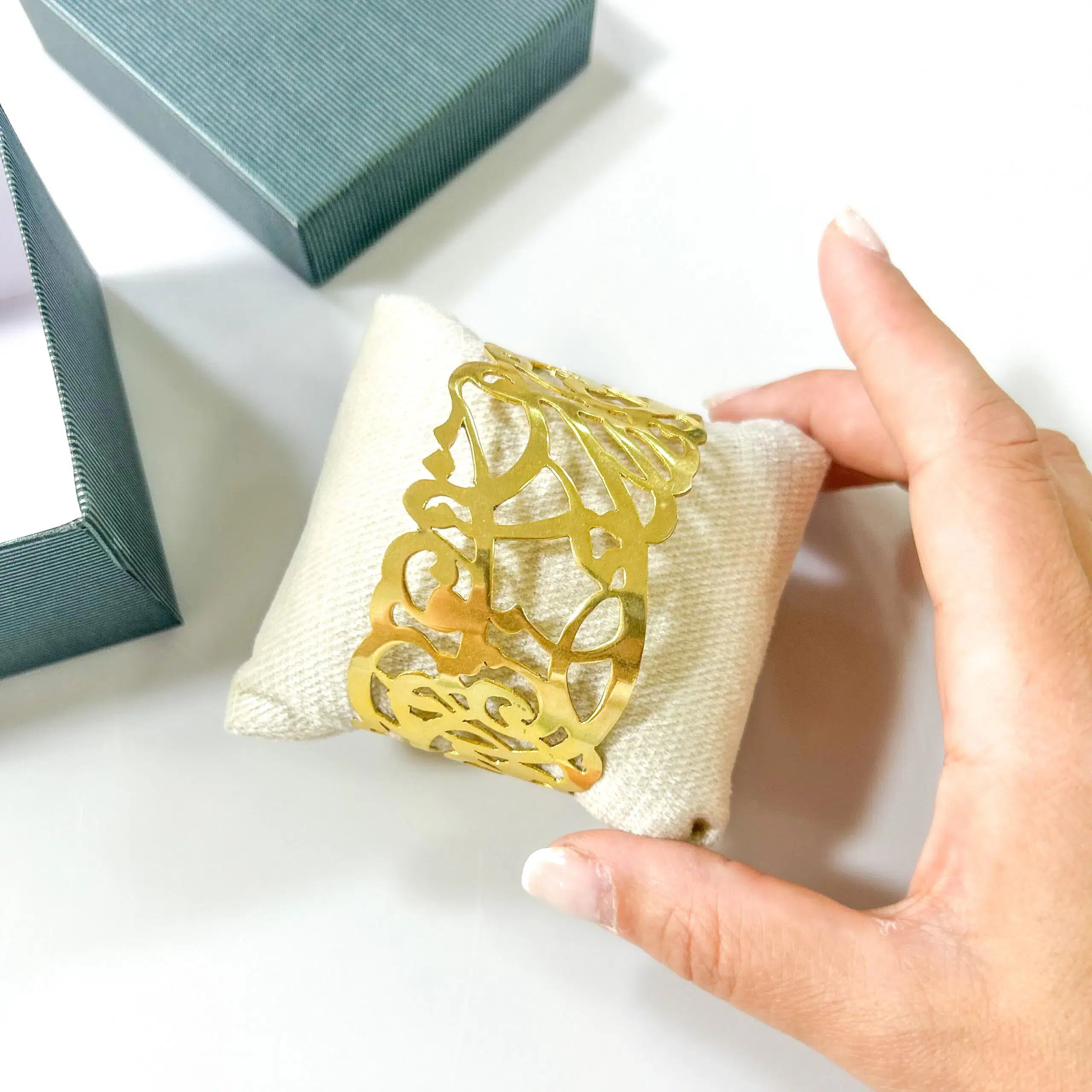 Manchette en cuivre doré thème calligraphie arabe- Coffret en bois ajouré