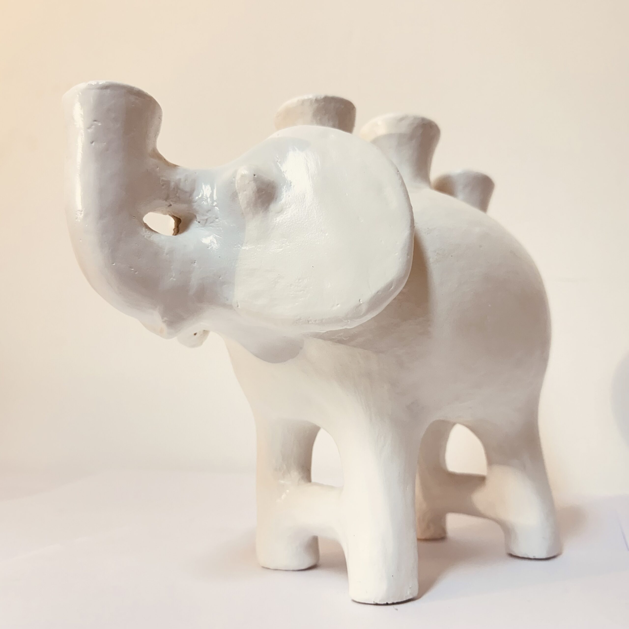 Bougeoir éléphant en terre cuite de Sejnane, disponible en beige, bleu, noir et blanc (25 × 40 cm)