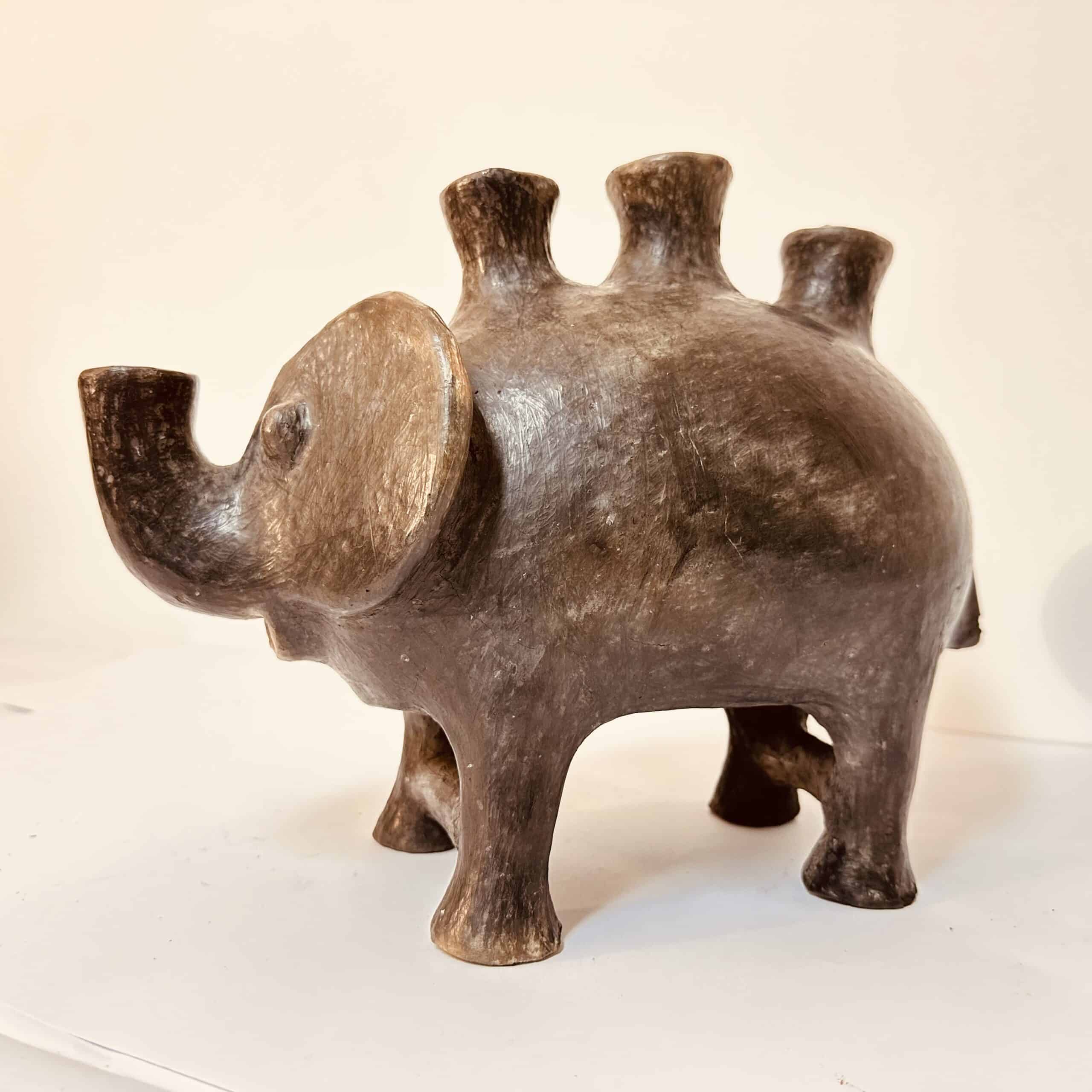 Bougeoir éléphant en terre cuite de Sejnane, disponible en beige, bleu, noir et blanc (25 × 40 cm)