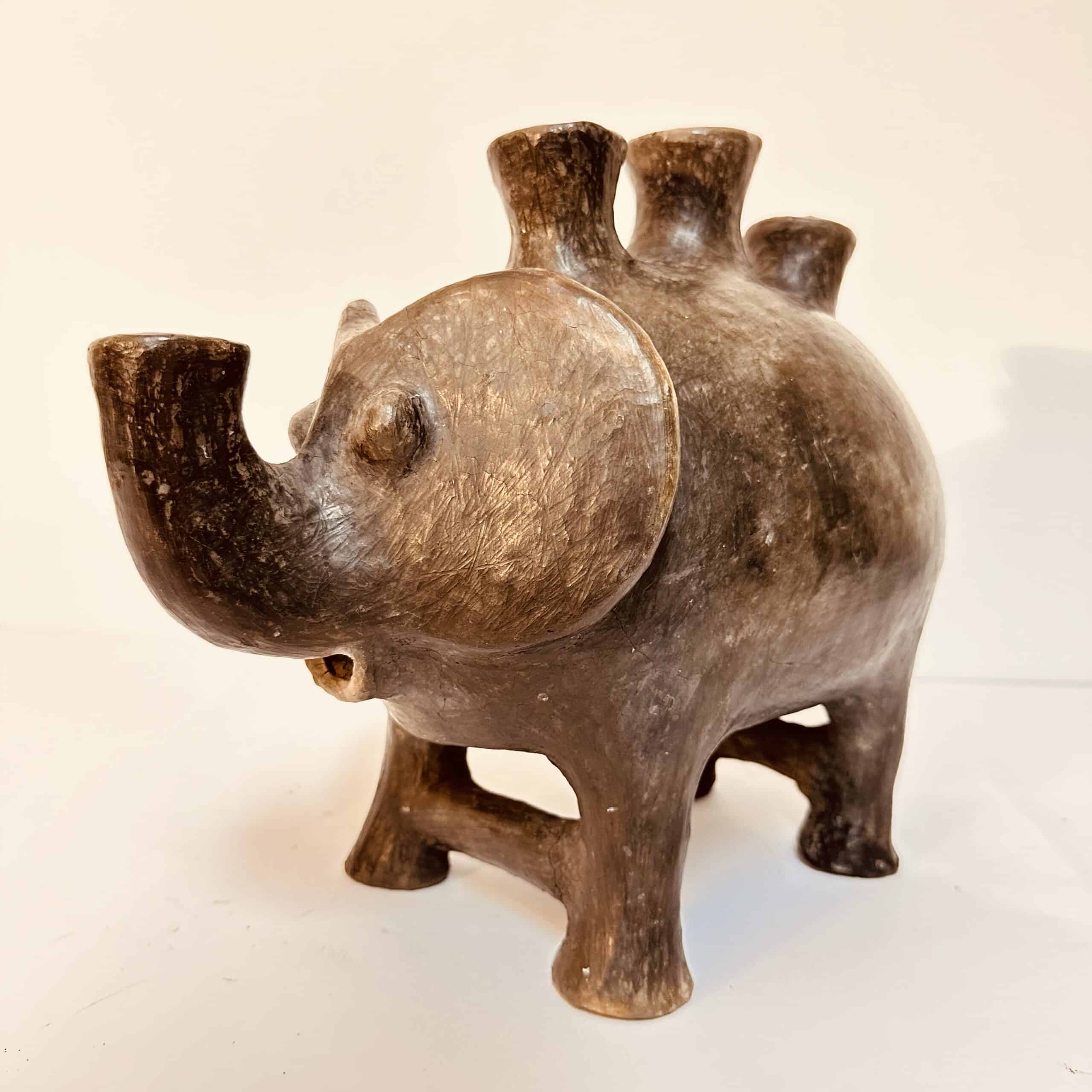 Bougeoir éléphant en terre cuite de Sejnane, disponible en beige, bleu, noir et blanc (25 × 40 cm)