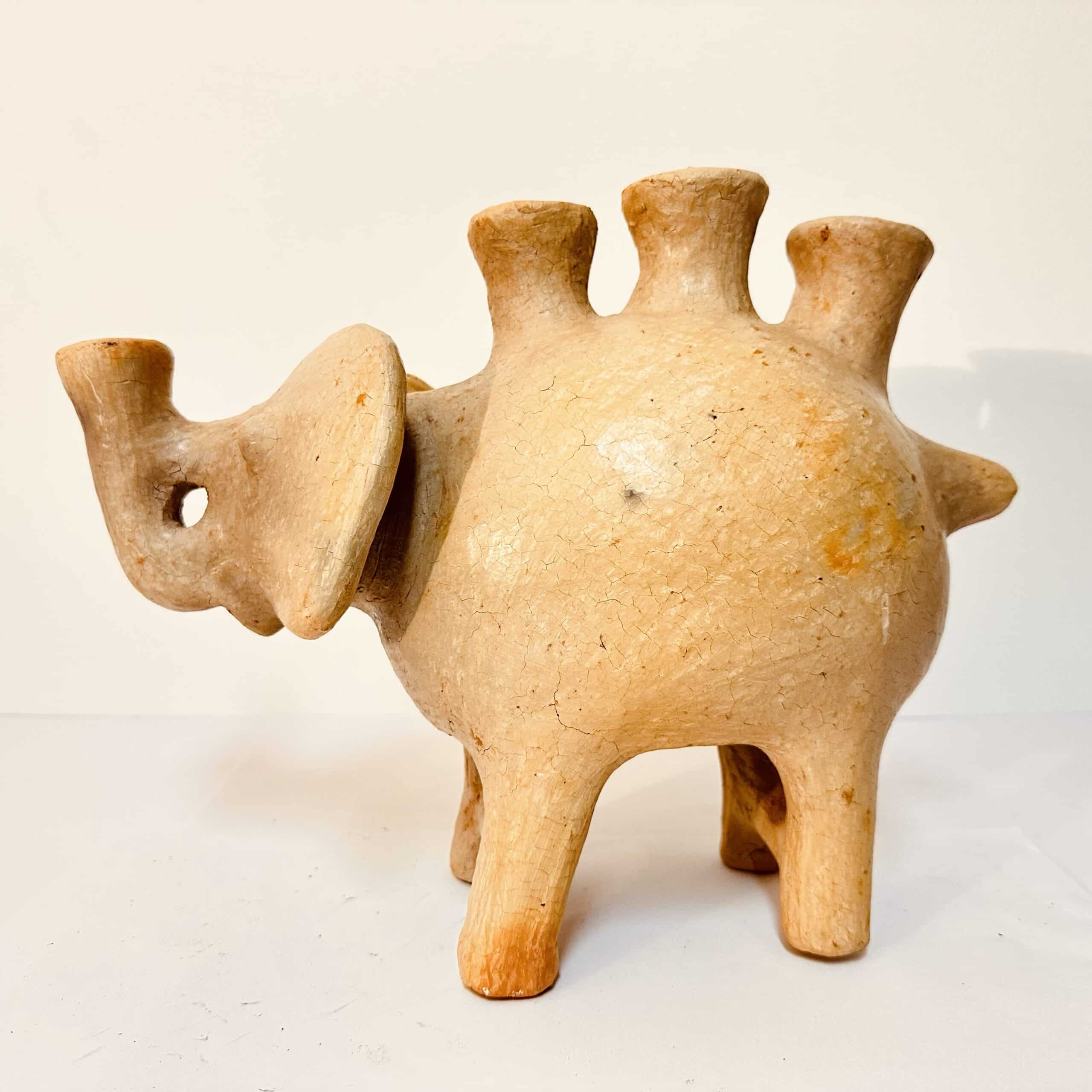 Bougeoir éléphant en terre cuite de Sejnane, disponible en beige, bleu, noir et blanc (25 × 40 cm)