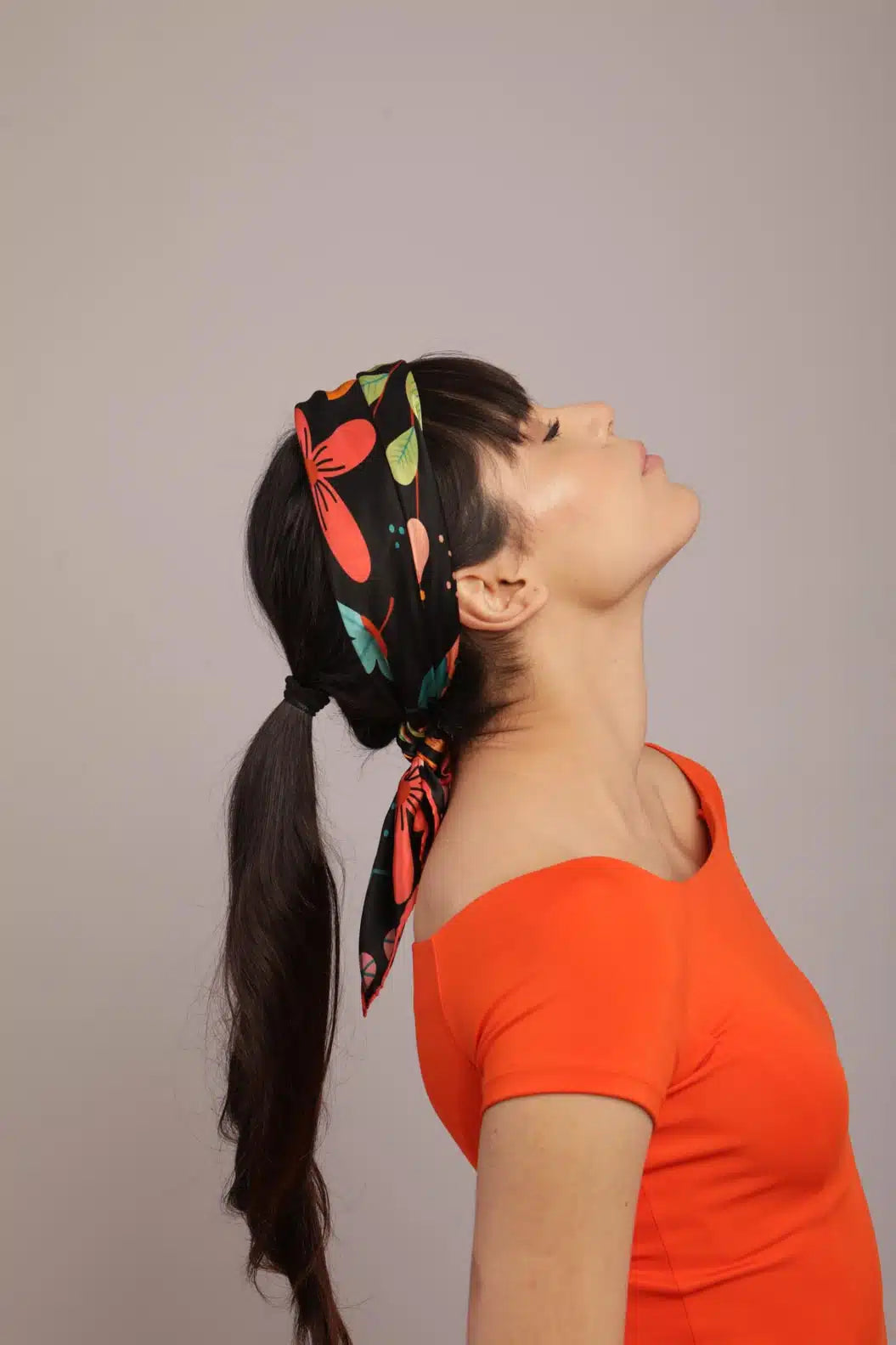 Foulard en soie naturelle en noir "Full of imagination"