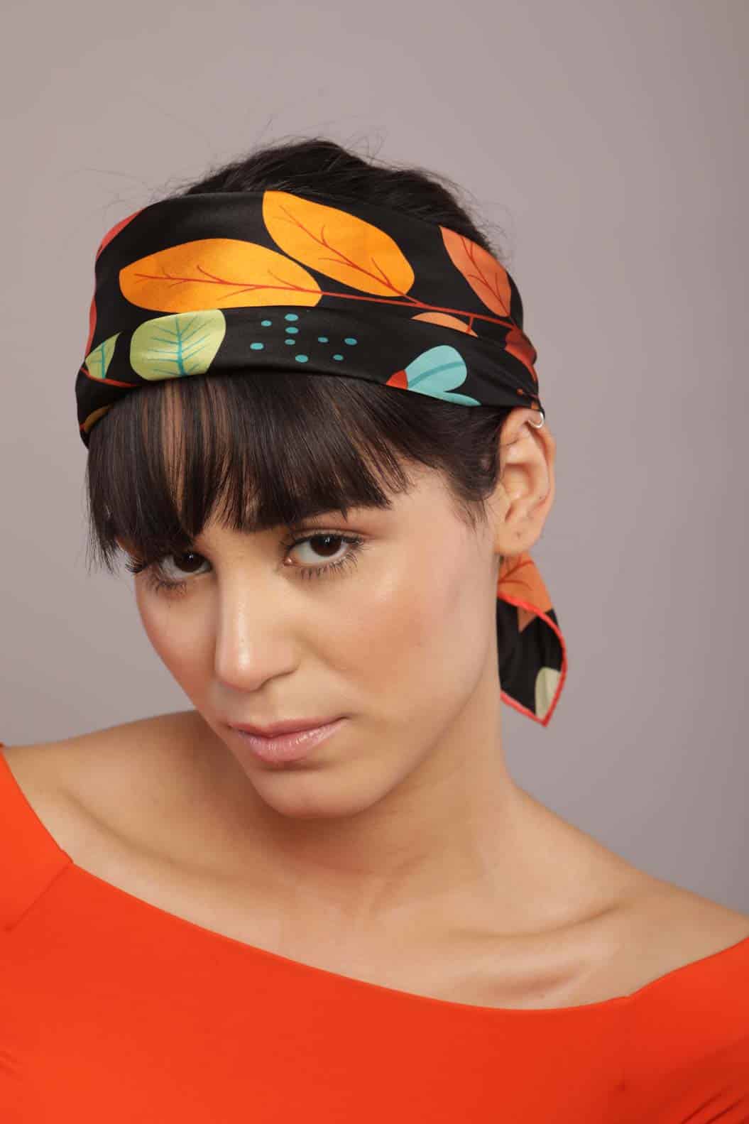 Foulard en soie naturelle en noir "Full of imagination"