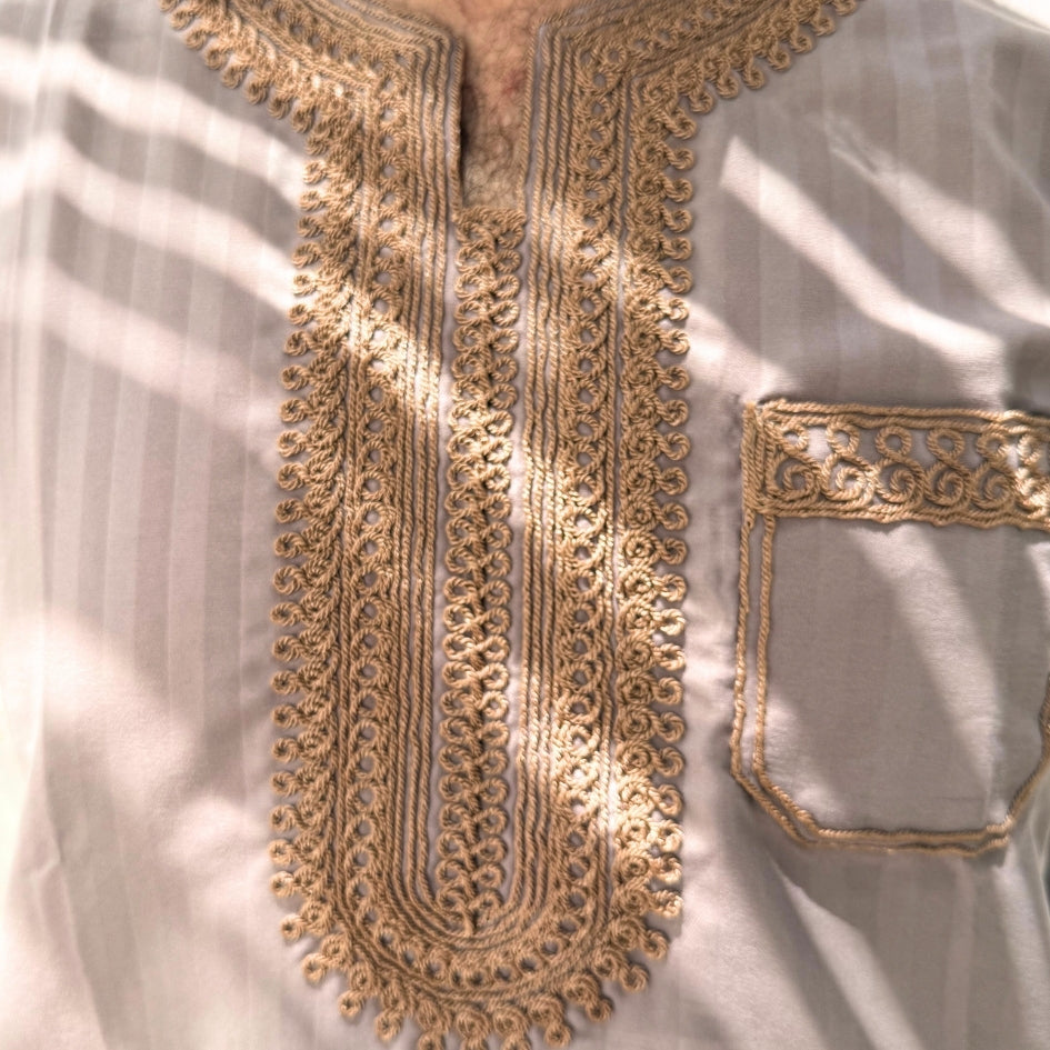 Jebba tunisienne traditionnelle beige à broderies dorées – Fait main, style élégant et raffiné