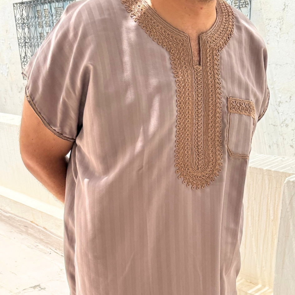 Jebba tunisienne traditionnelle beige à broderies dorées – Fait main, style élégant et raffiné