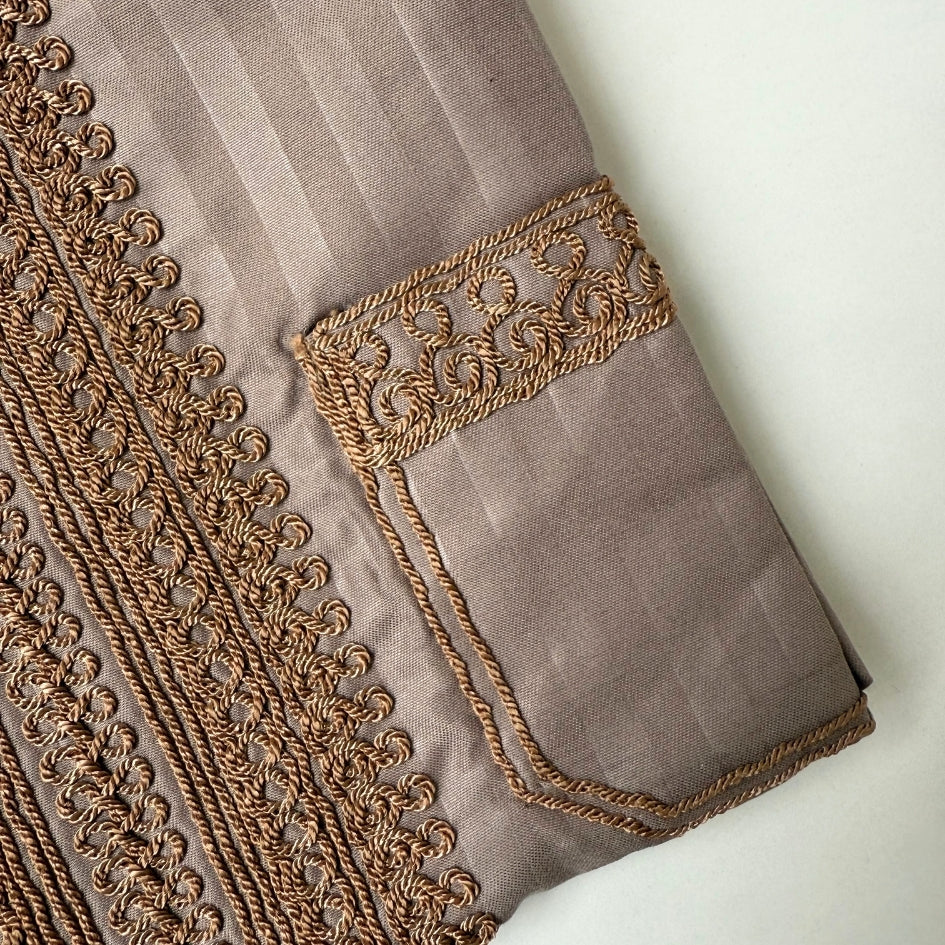 Jebba tunisienne traditionnelle beige à broderies dorées – Fait main, style élégant et raffiné