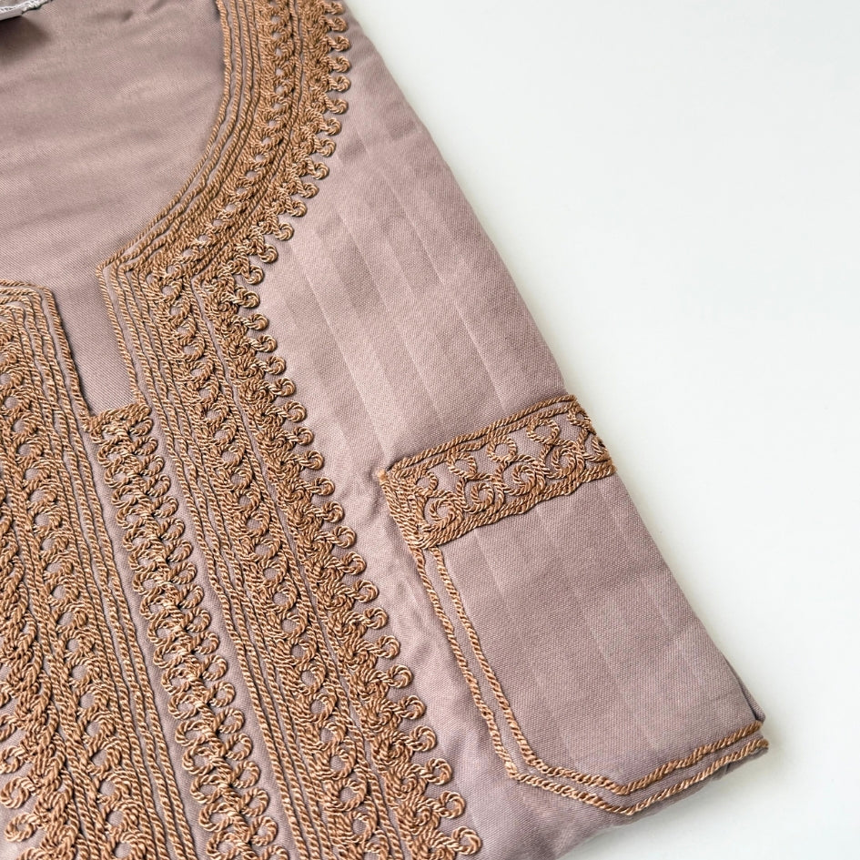 Jebba tunisienne traditionnelle beige à broderies dorées – Fait main, style élégant et raffiné