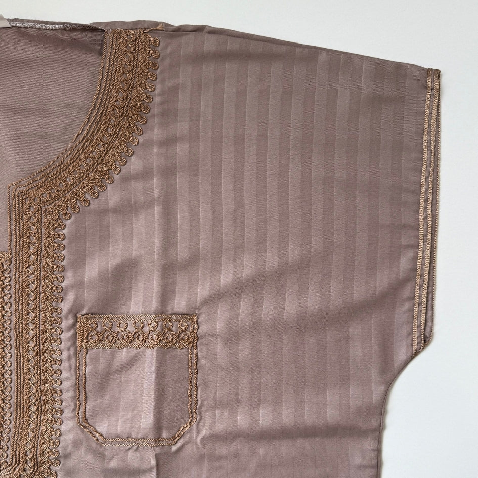 Jebba tunisienne traditionnelle beige à broderies dorées – Fait main, style élégant et raffiné