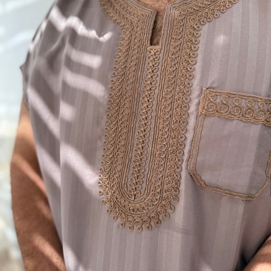Jebba tunisienne traditionnelle beige à broderies dorées – Fait main, style élégant et raffiné