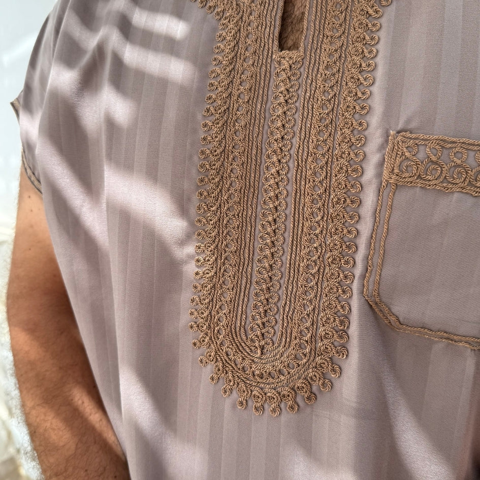 Jebba tunisienne traditionnelle beige à broderies dorées – Fait main, style élégant et raffiné