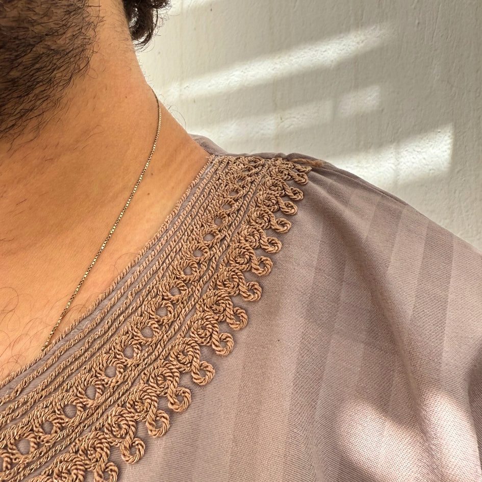 Jebba tunisienne traditionnelle beige à broderies dorées – Fait main, style élégant et raffiné