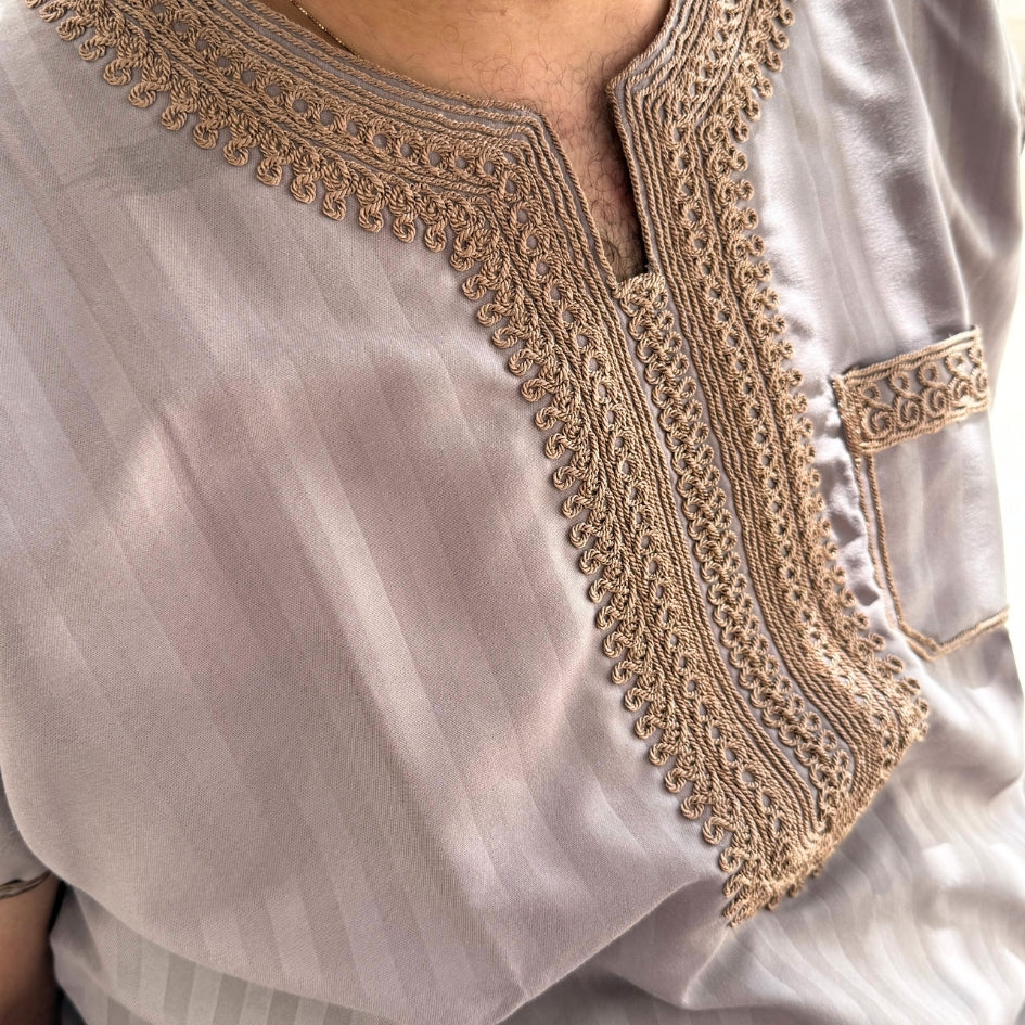Jebba tunisienne traditionnelle beige à broderies dorées – Fait main, style élégant et raffiné