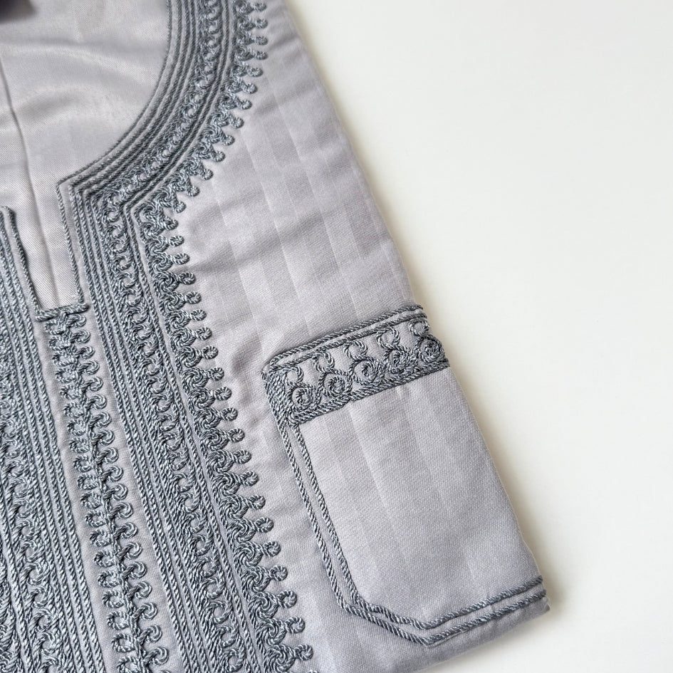 Jebba tunisienne grise brodée argent – Élégante et artisanale