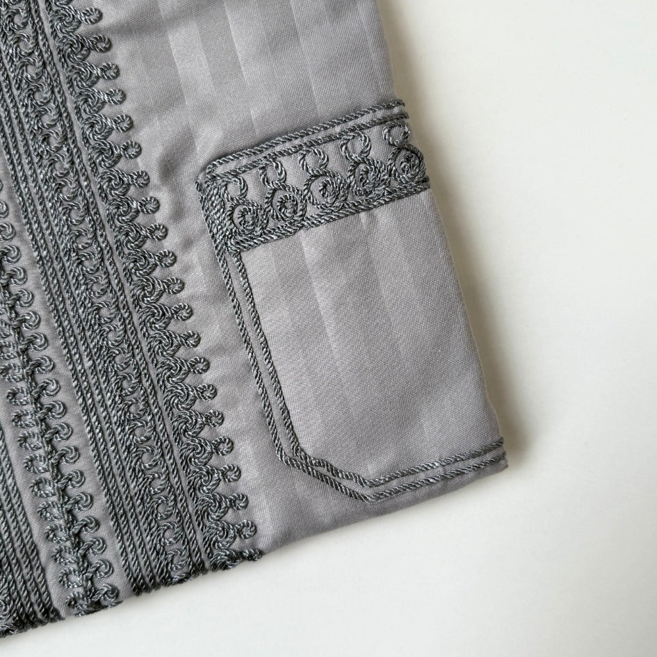 Jebba tunisienne grise brodée argent – Élégante et artisanale