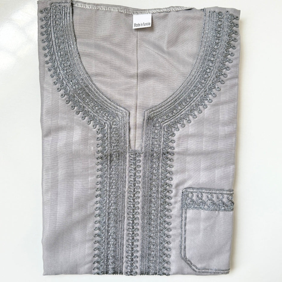 Jebba tunisienne grise brodée argent – Élégante et artisanale