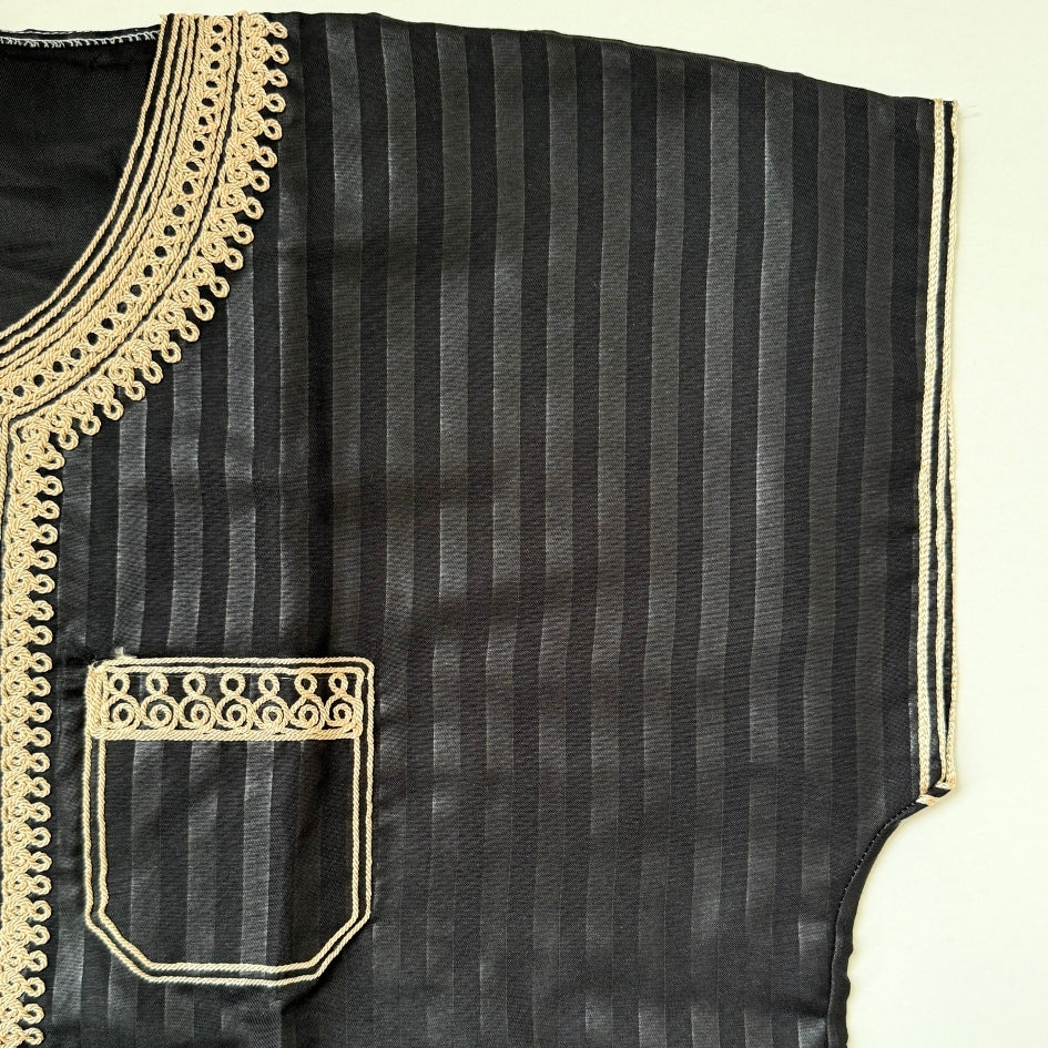 Jebba tunisienne noire brodée beige – Élégance artisanale intemporelle