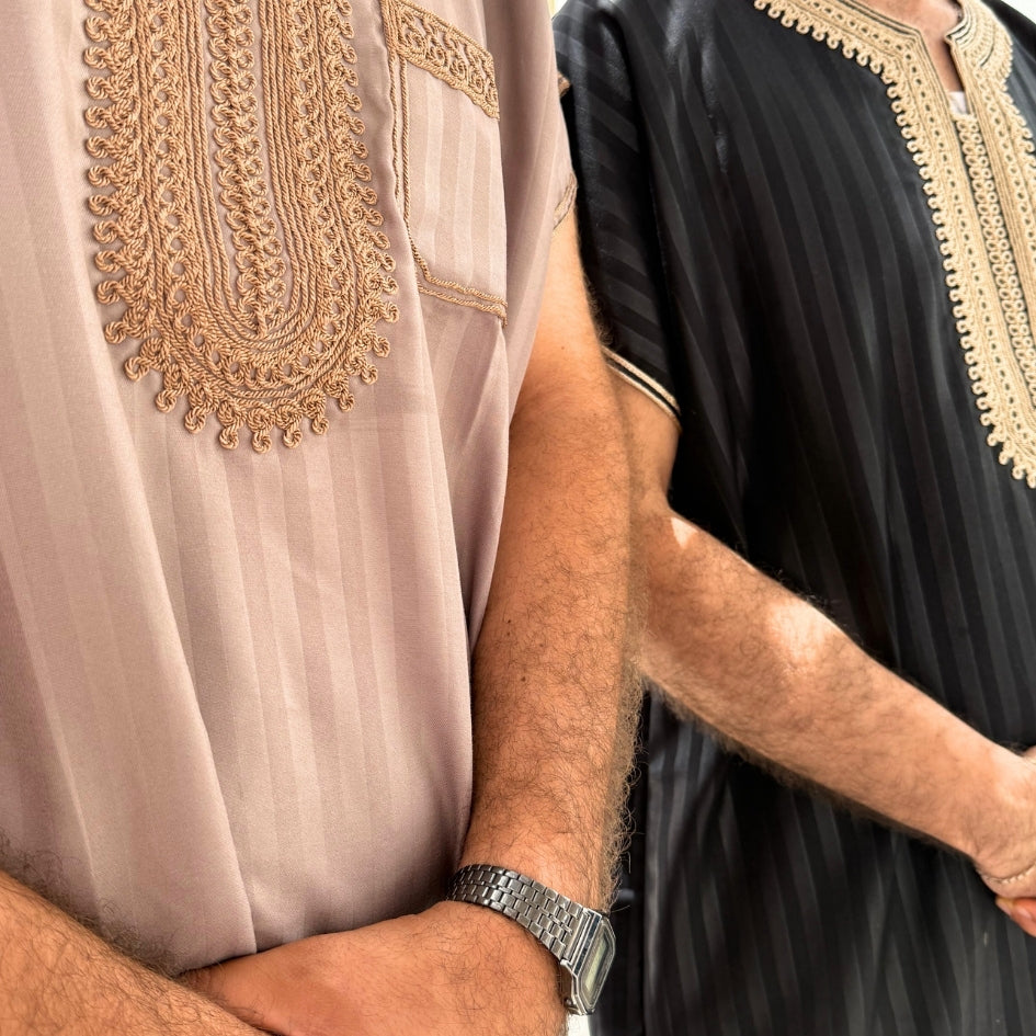 Jebba tunisienne noire brodée beige – Élégance artisanale intemporelle