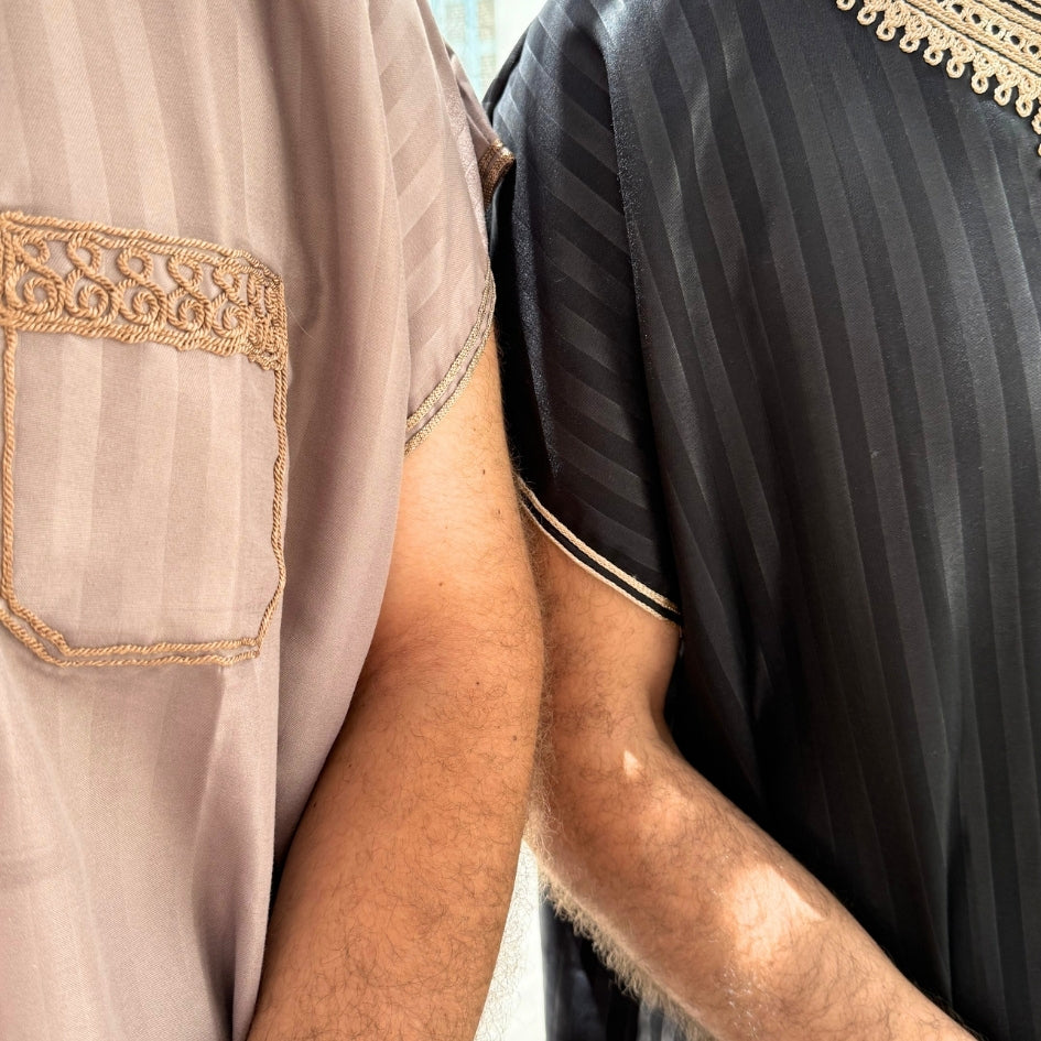 Jebba tunisienne noire brodée beige – Élégance artisanale intemporelle