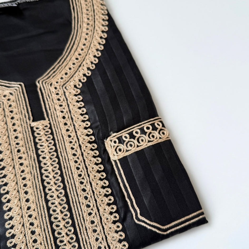 Jebba tunisienne noire brodée beige – Élégance artisanale intemporelle