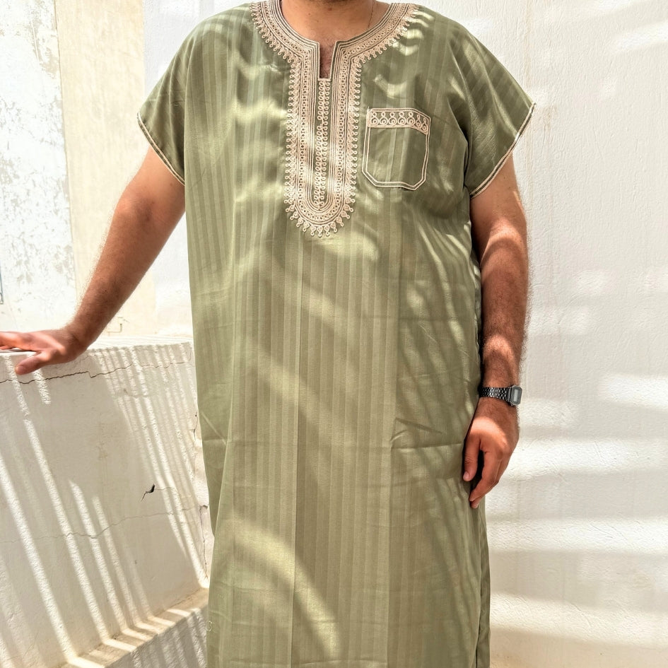 Jebba tunisienne verte brodée beige – Élégance artisanale et fraîcheur