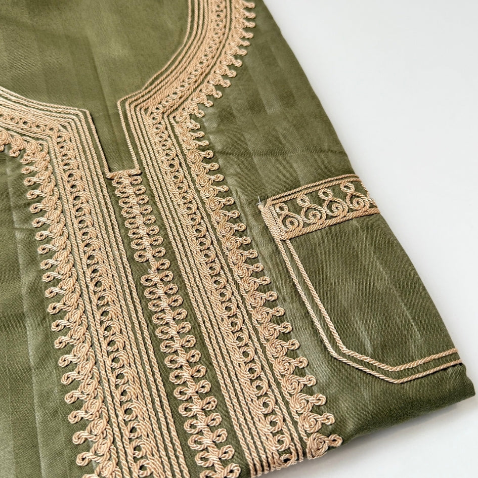 Jebba tunisienne verte brodée beige – Élégance artisanale et fraîcheur