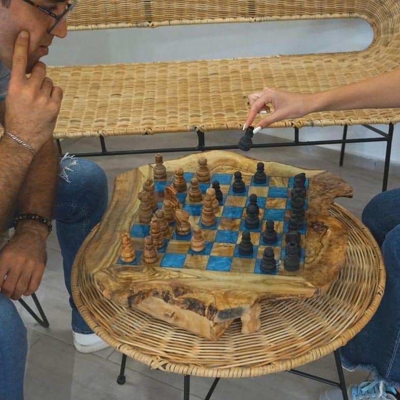 Jeu d'échecs en bois d'olivier avec pieds et tiroirs, résine intégrée