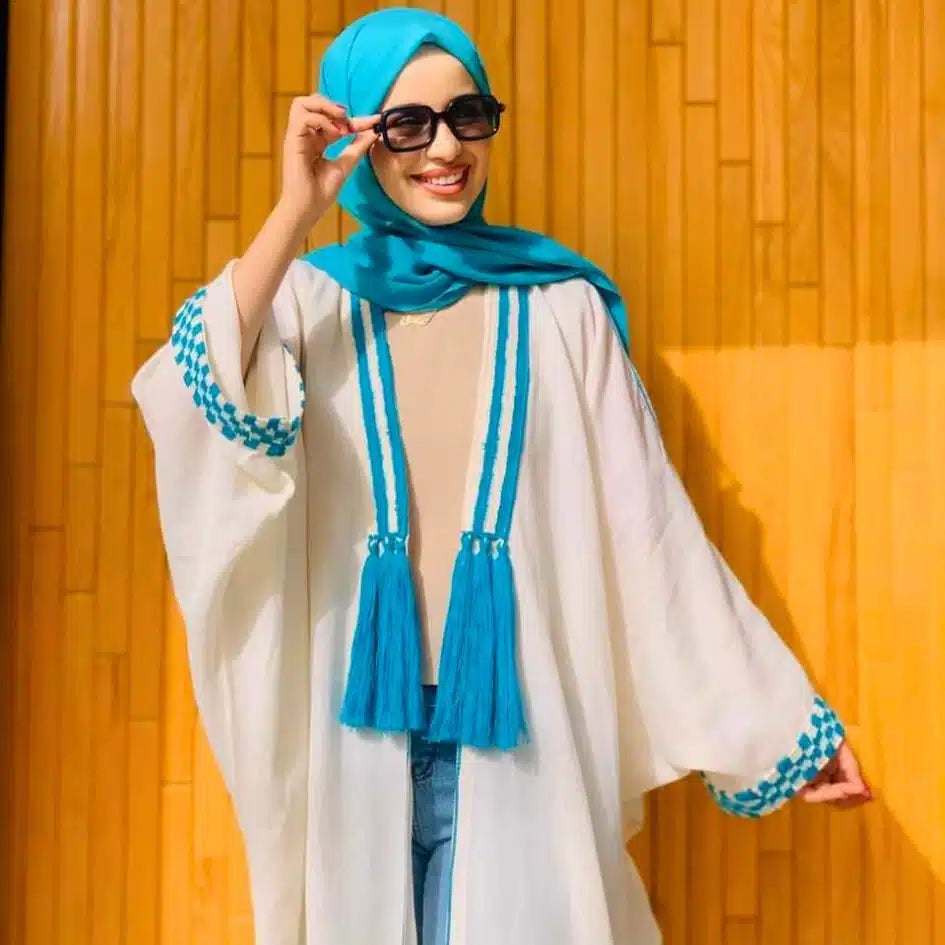 Kimono blanc élégant avec broderie bleue ou noire – Artisanat en Hayek, Lin ou Laine