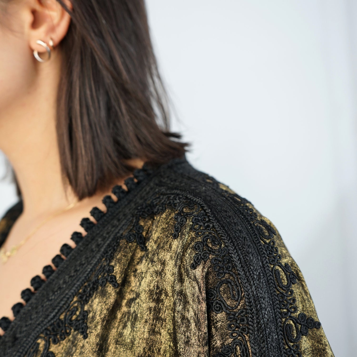 Kimono Noir Long avec Détails Dorés