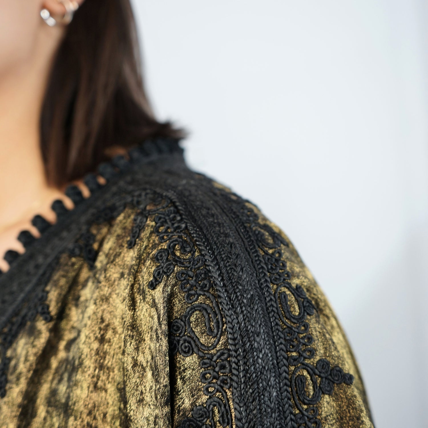Kimono Noir Long avec Détails Dorés