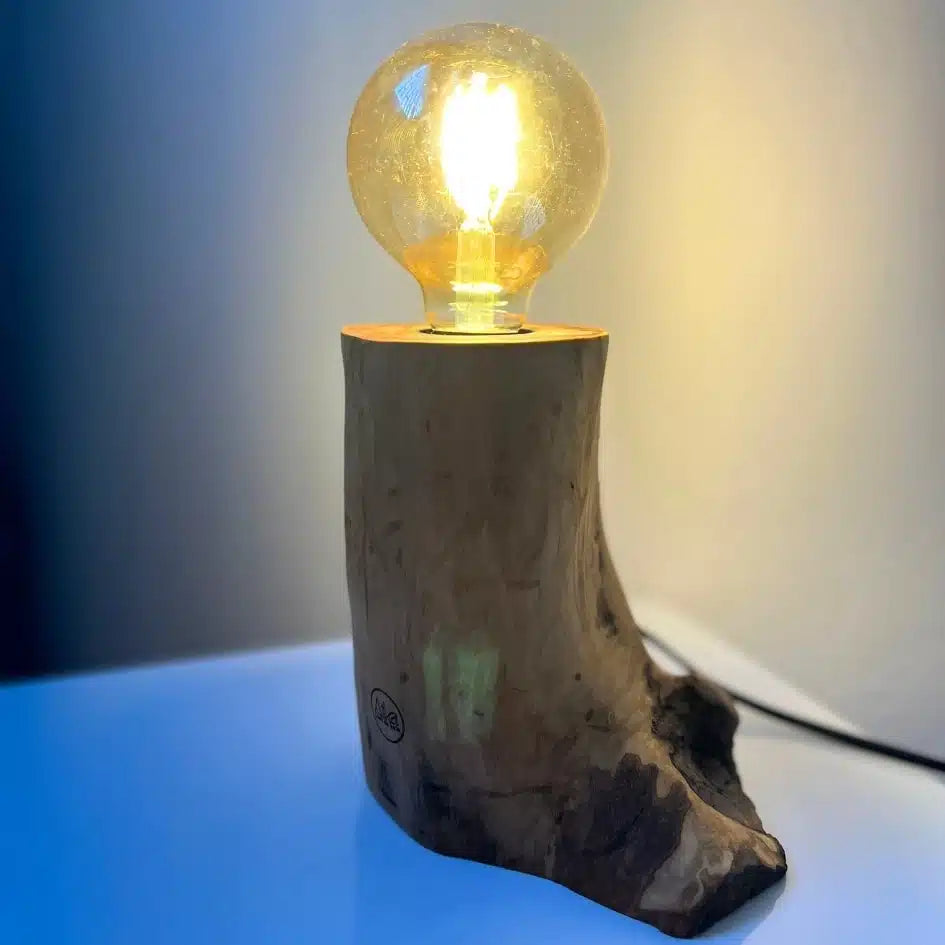 Lampe en bois d'olivier fait main avec un design unique (16 X15 cm, câble de 1,5 m)