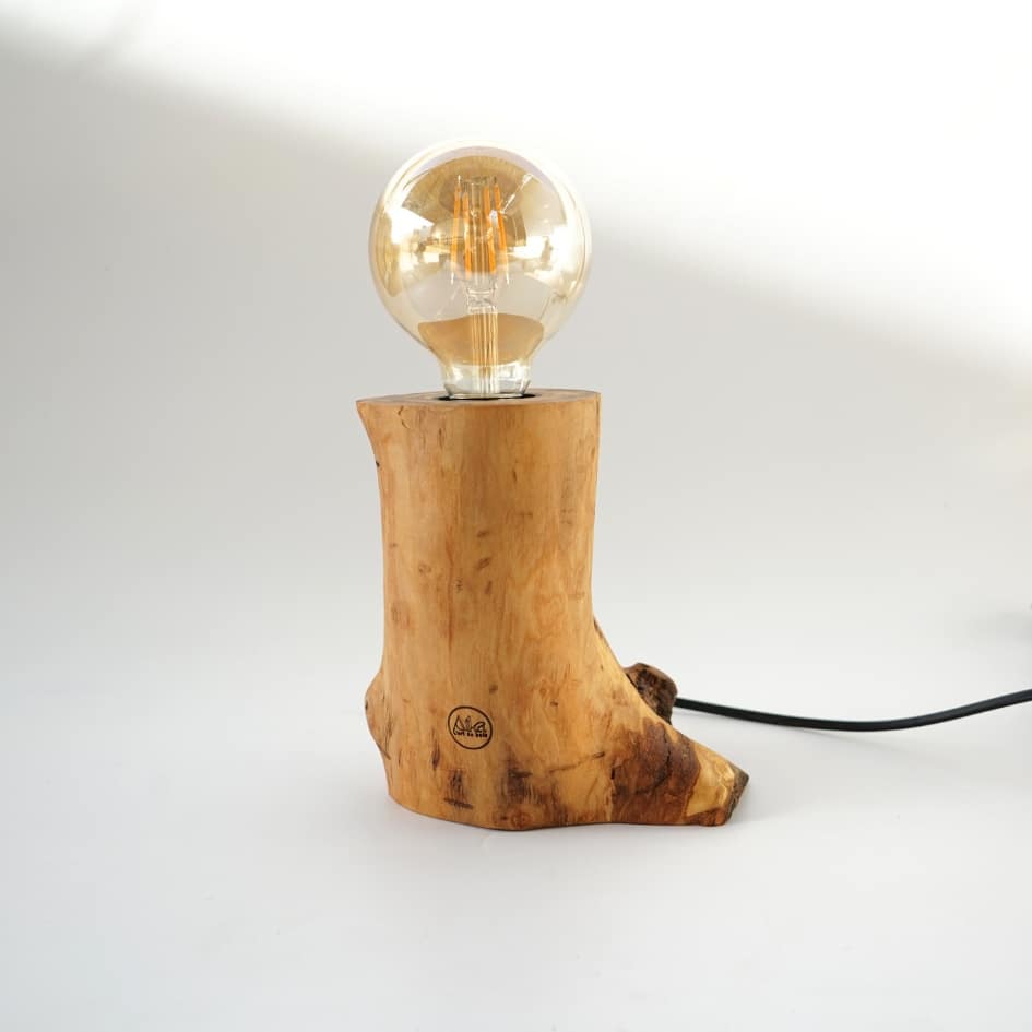 Lampe en bois d'olivier fait main avec un design unique (16 X15 cm, câble de 1,5 m)