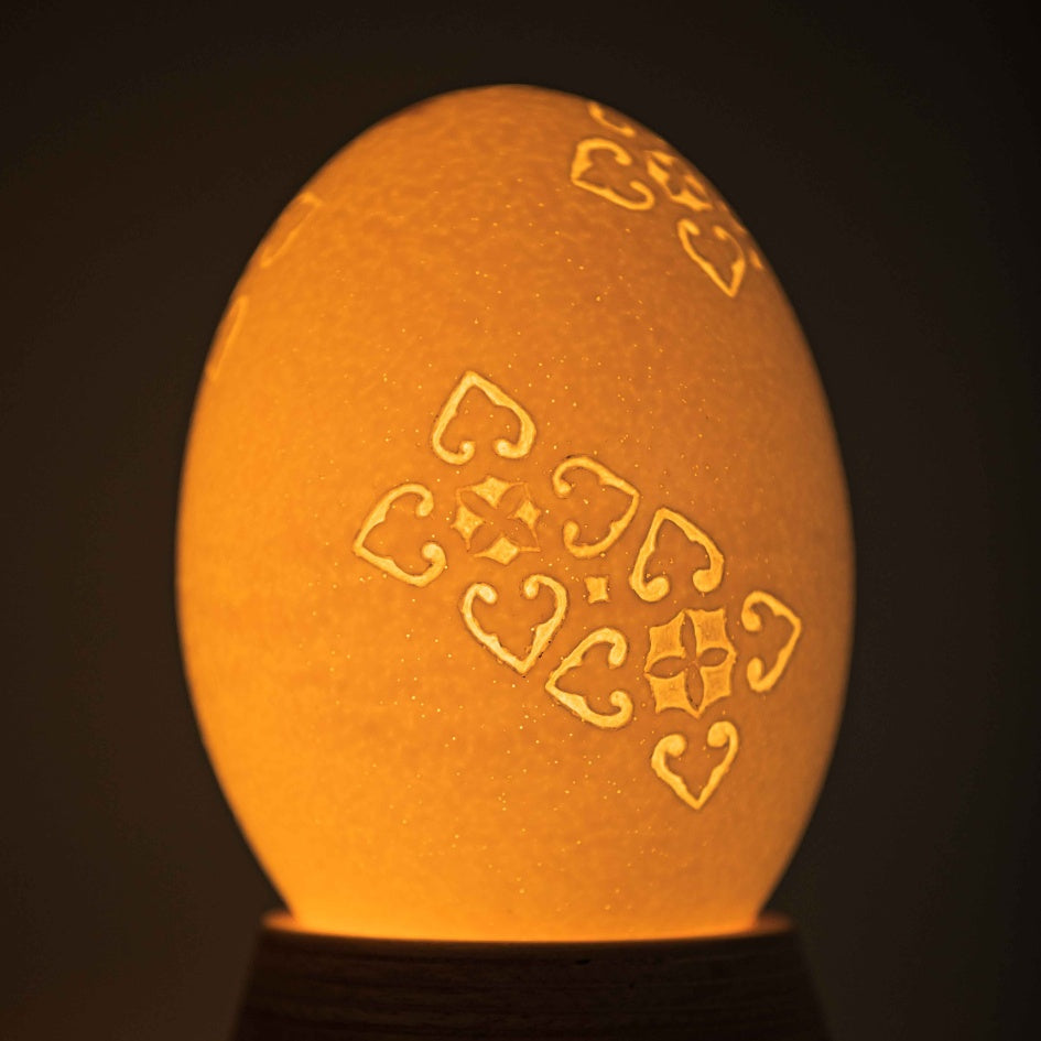 Lampe en véritable œuf d’autruche nettoyé et gravé à la main