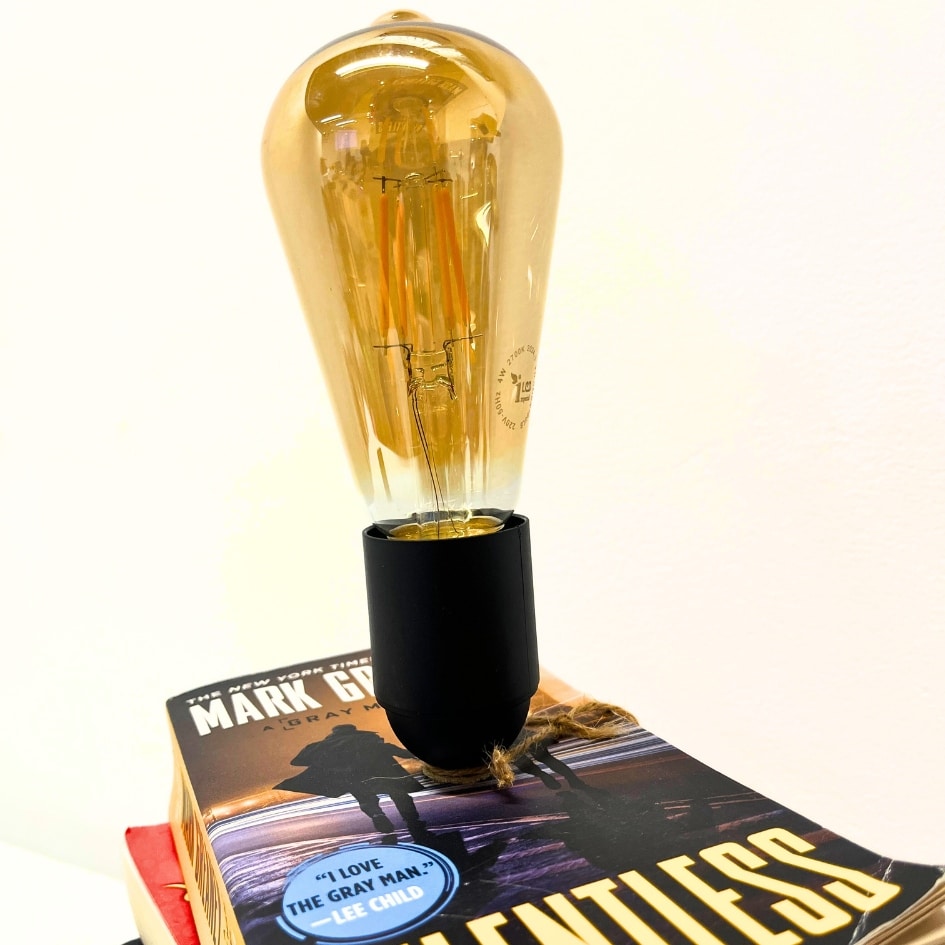 Lampe livres recyclés avec ampoule vintage