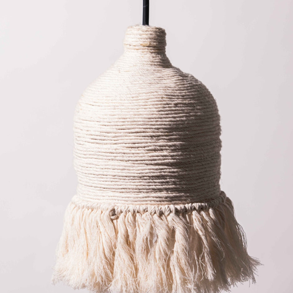 Suspension lumineuse HOUCHE style bohème en tissu recyclé en écru naturel
