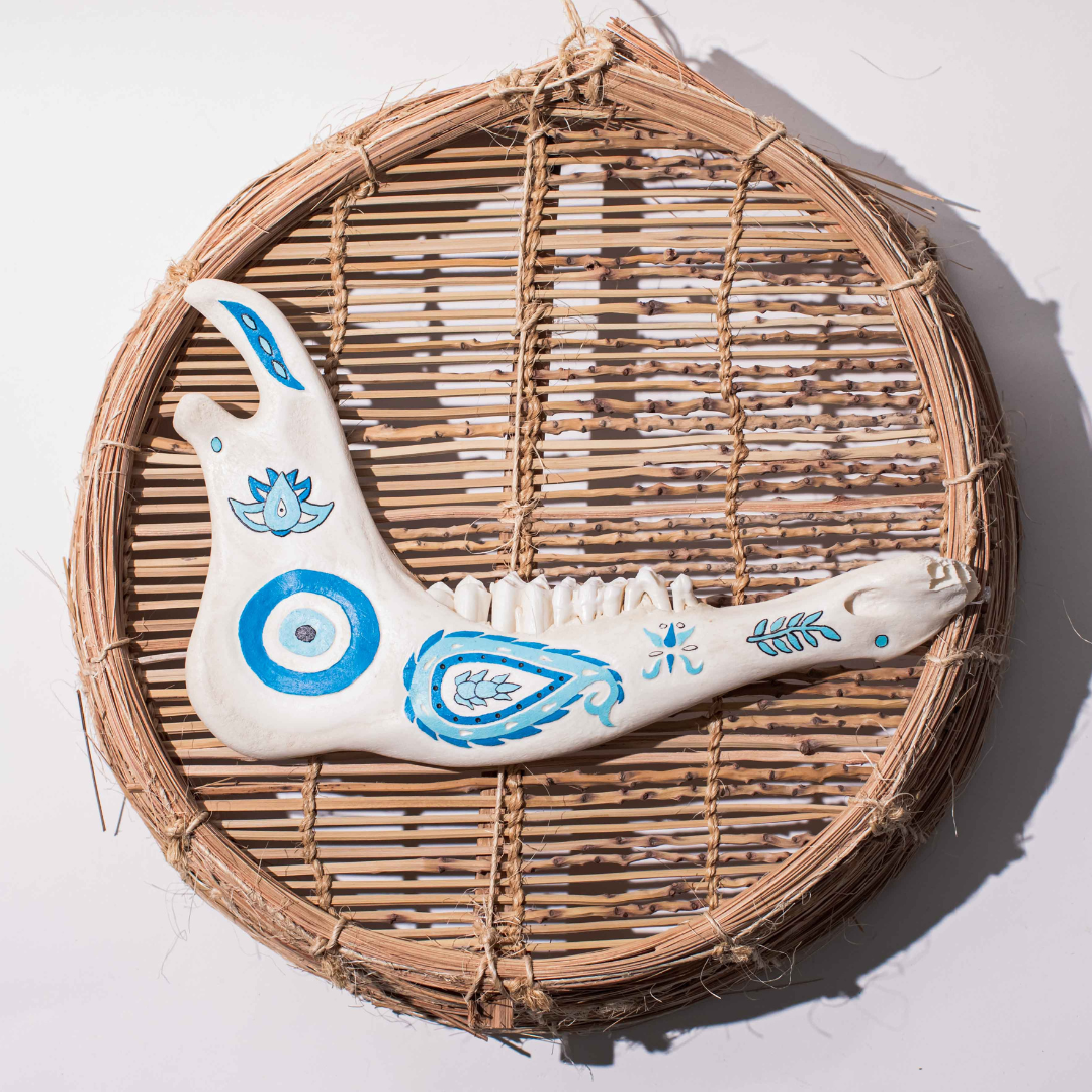 Mâchoire animale décorée bleu sur osier naturel