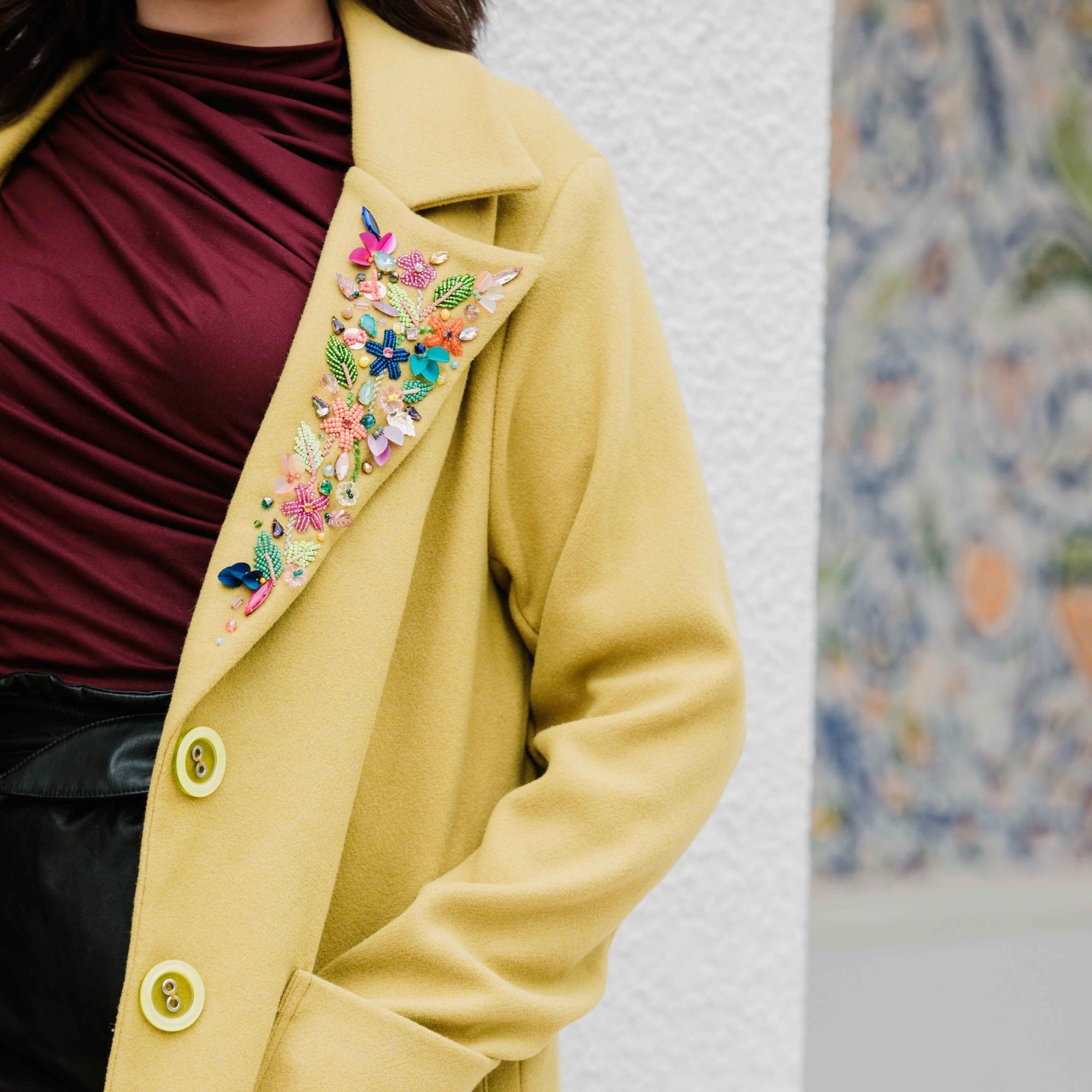 Manteau long jaune moutarde brodé à la main