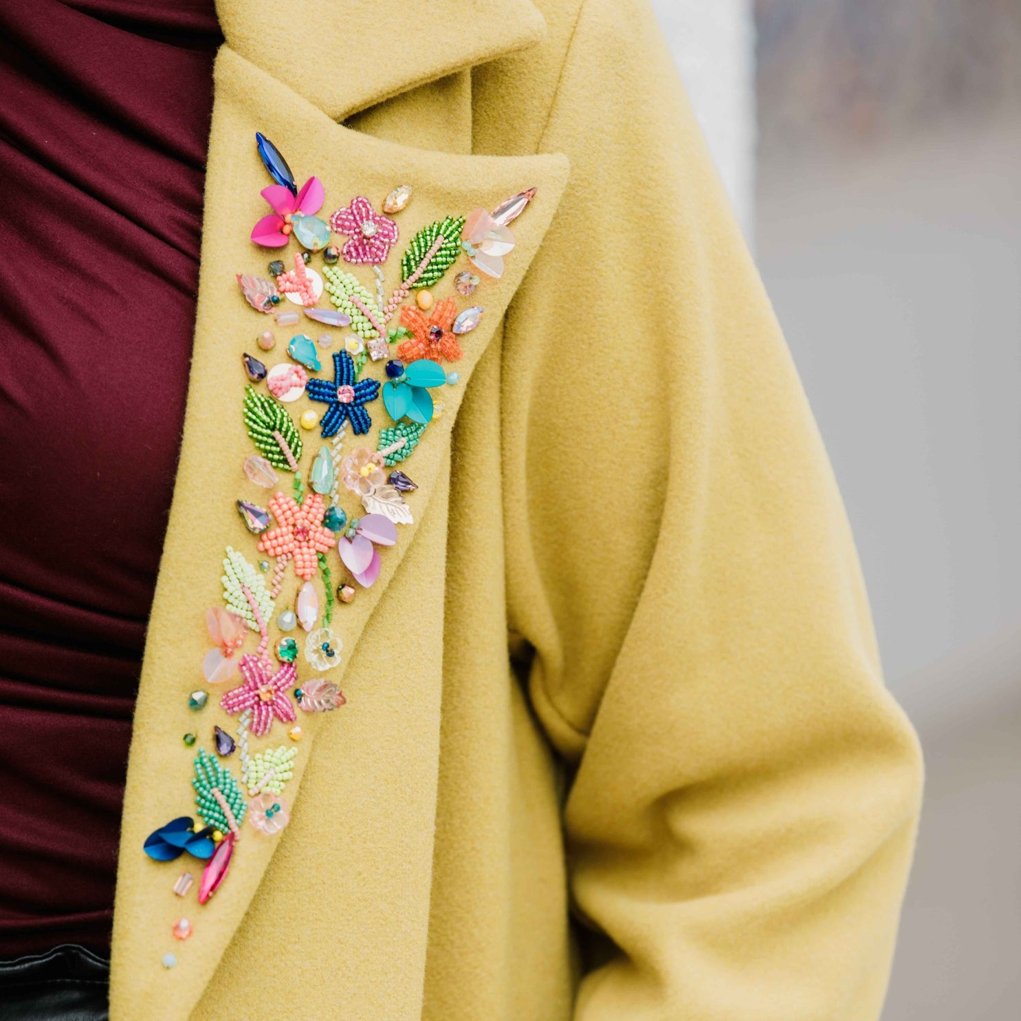 Manteau long jaune moutarde brodé à la main