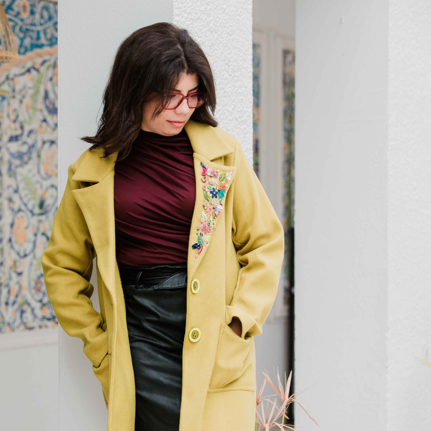 Manteau long jaune moutarde brodé à la main