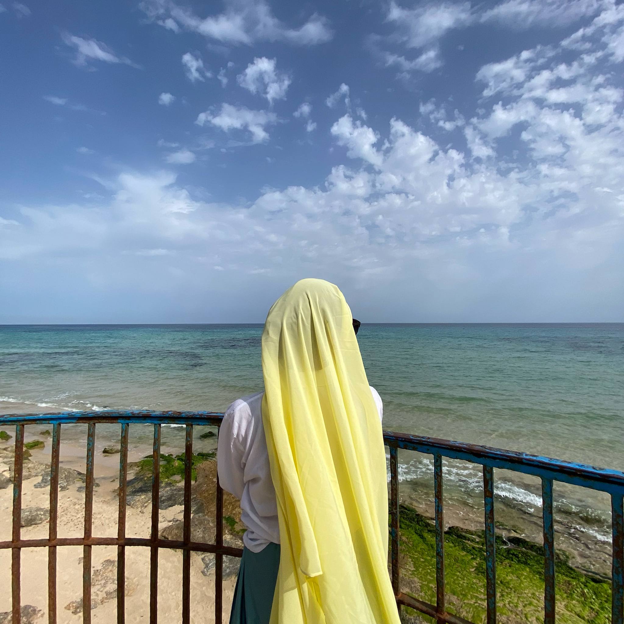 Hijab jaune artisanal – tendance 2025