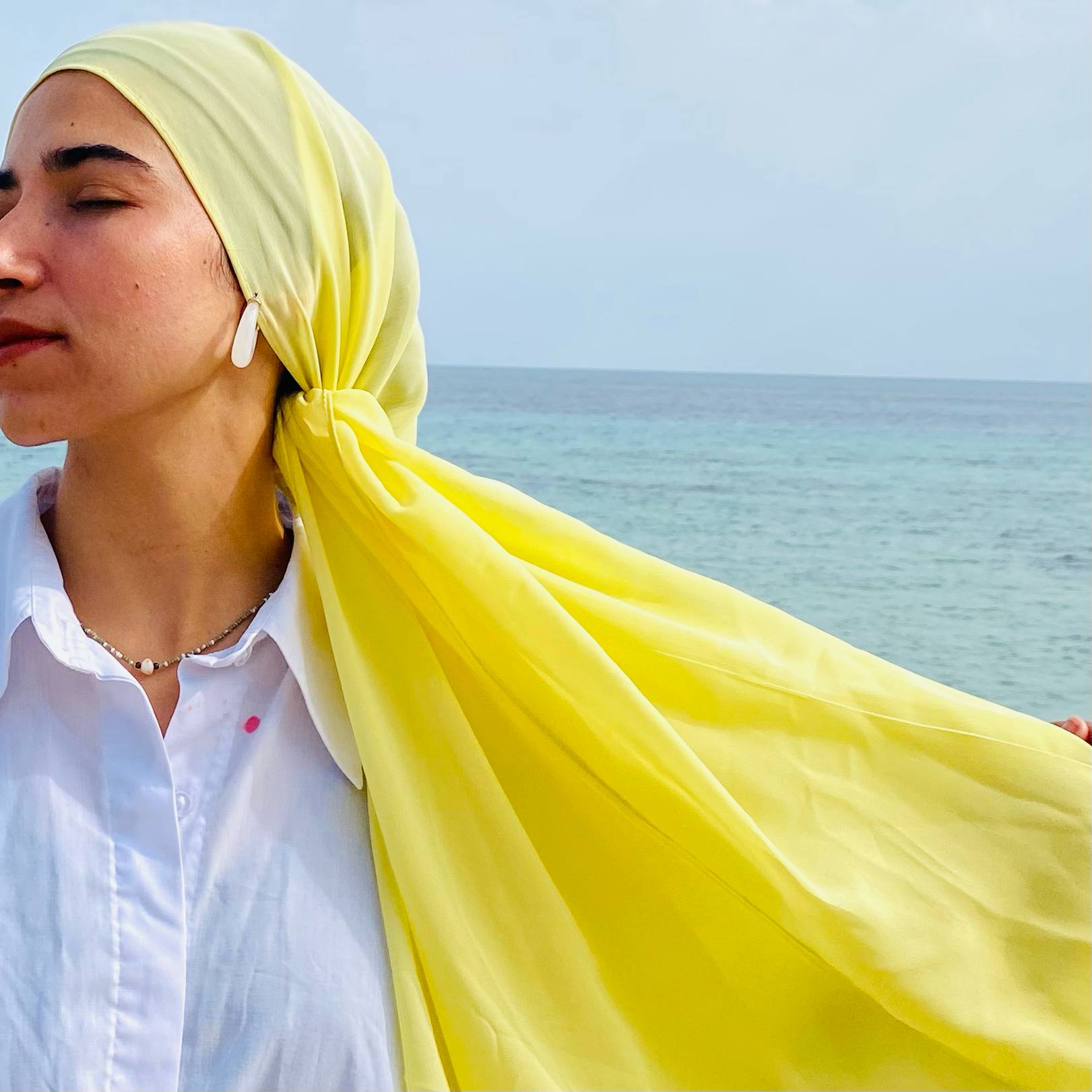 Hijab jaune artisanal – tendance 2025