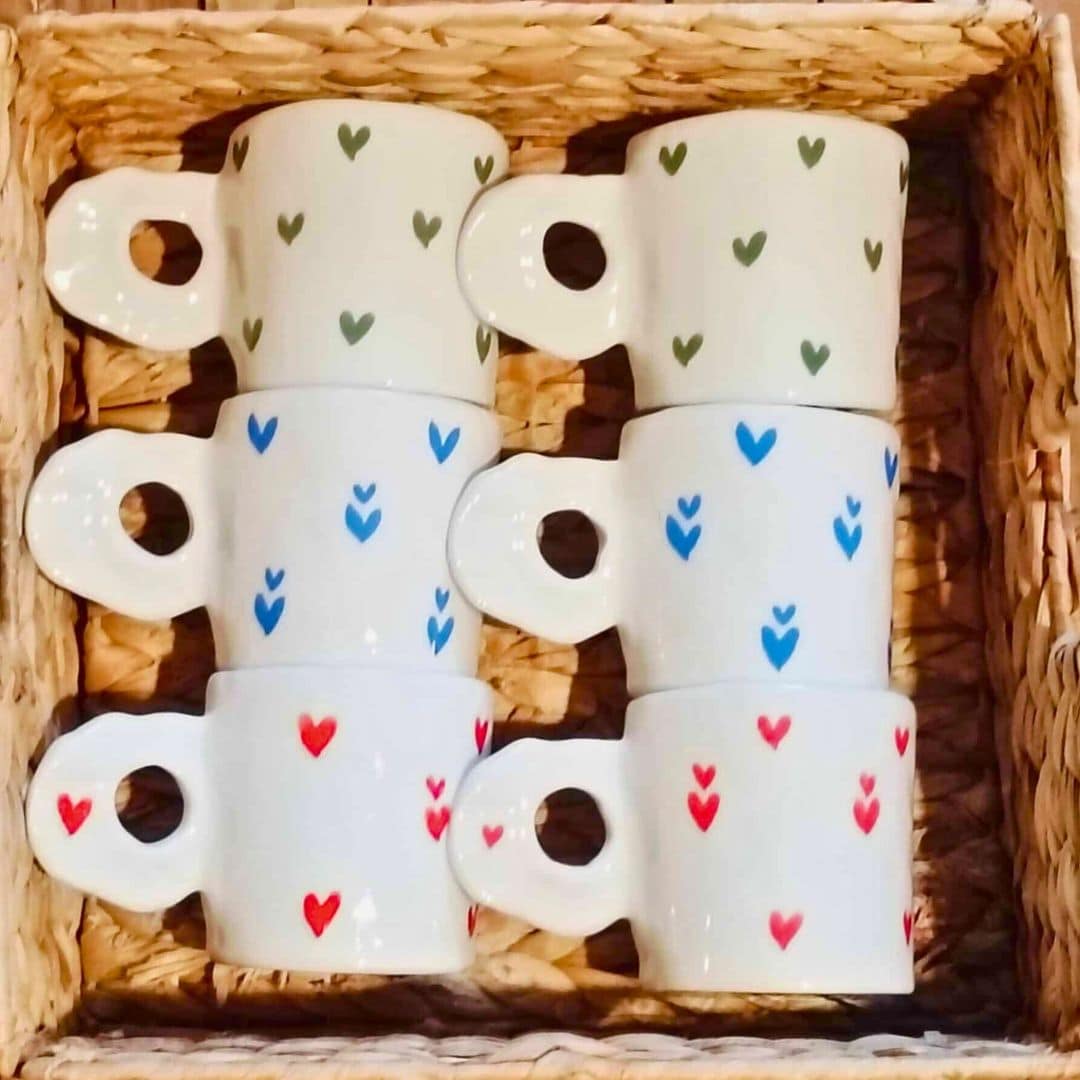 Mug céramique avec motifs cœurs – Couleurs au choix (8 x 9 cm)